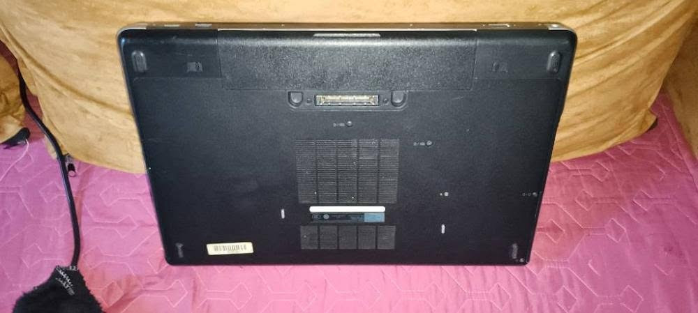للبيع المستعجل في البصرة (كاش فقط)
لاب توب ديل (Dell Latitude E6540) نظيف جداً وقوي، فحص كامل (كلشي فول) وشغال 100% وبحالة بلاد وجاهز للمعاينة الفورية (الصور المرفقة حقيقية للجهاز).

المواصفات والفحص:
- النظافة الداخلية: فحص كامل "فول" (الشاشة صافية بدون بقع، الكيبورد والماوس شغالة بالكامل، الصوت نقي والمنافذ سليمة 100%).
- الماركة والموديل: Dell Latitude E6540
- المعالج (CPU): Intel Core i7-4800MQ (قوي بـ 8 نواة للألعاب والأداء الثقيل)
- الذاكرة (RAM): 16 غيغابايت (16GB RAM) أداء سريع وسلس جداً
- الذاكرة والتخزين: 256GB من نوع SSD السريع بصحة ممتازة (يفتح ويشتغل بثواني)
- كارت الشاشة المنفصل: AMD Radeon HD 8790M بحجم 2GB (للألعاب والمونتاج والتصميم)
- كارت الشاشة الداخلي: Intel HD Graphics 4600 
- البطارية: نظيفة جداً وبحالة ممتازة وتعمل بدون شاحن بشكل مستقل (شحنها 99%)
- نظام التشغيل: ويندوز 10 برو (Windows 10 Pro) نسخة أصلية مفعلة

الجهاز بحالة خارجية ممتازة كما موضح في صور الجوانب والظهر والكيبورد. المعاينة والفحص المباشر في البصرة.

للتواصل والاتصال السريع: [***********]
