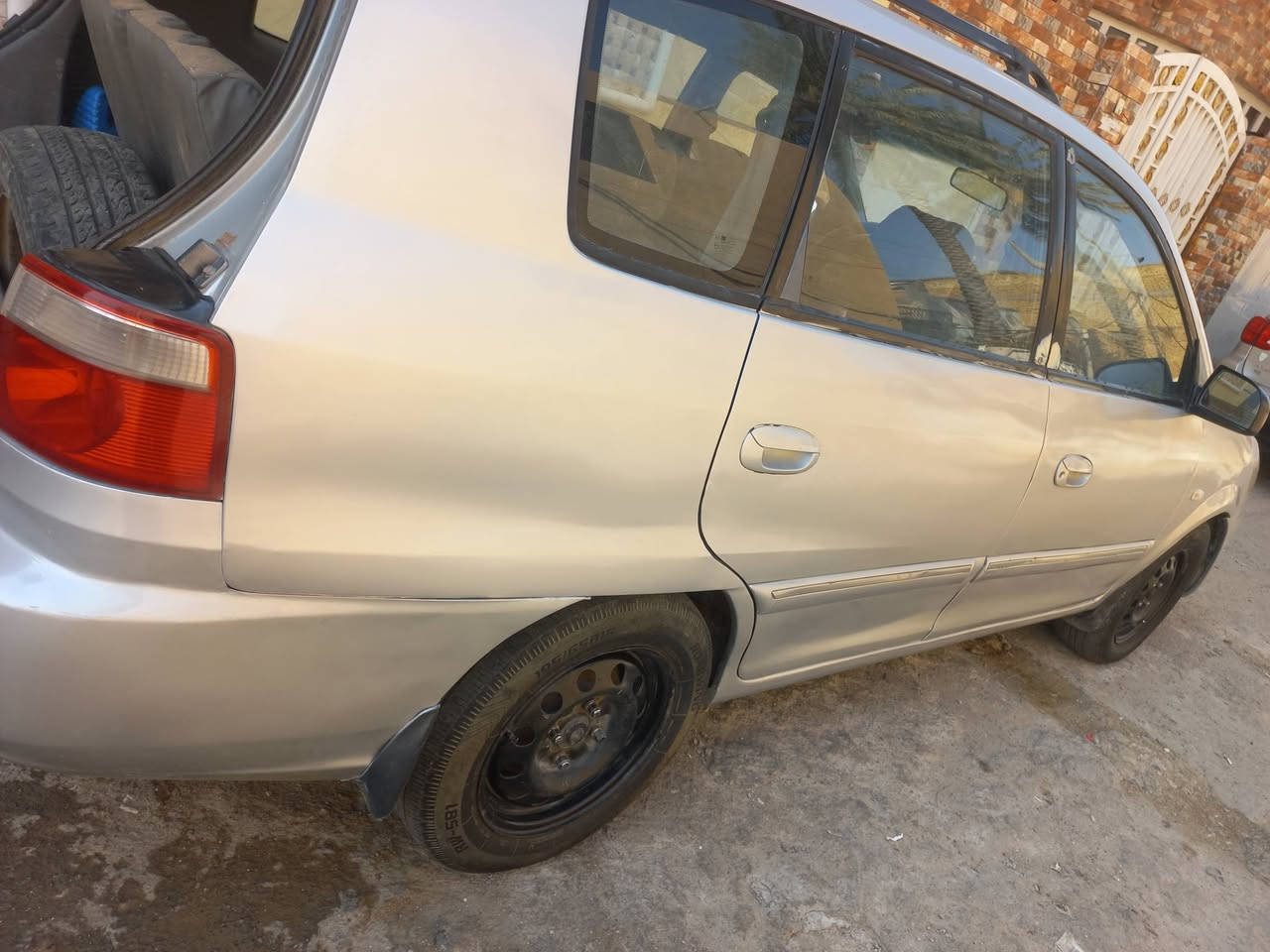 كيه كارنز موديل ٢٠٠٤ سياره مصبوغه عام اثر جراد مكفوله من الضربه سعر ٥٦ $ مكان سياره كوت سياره جاهزه حداديه غرفه احتراق
