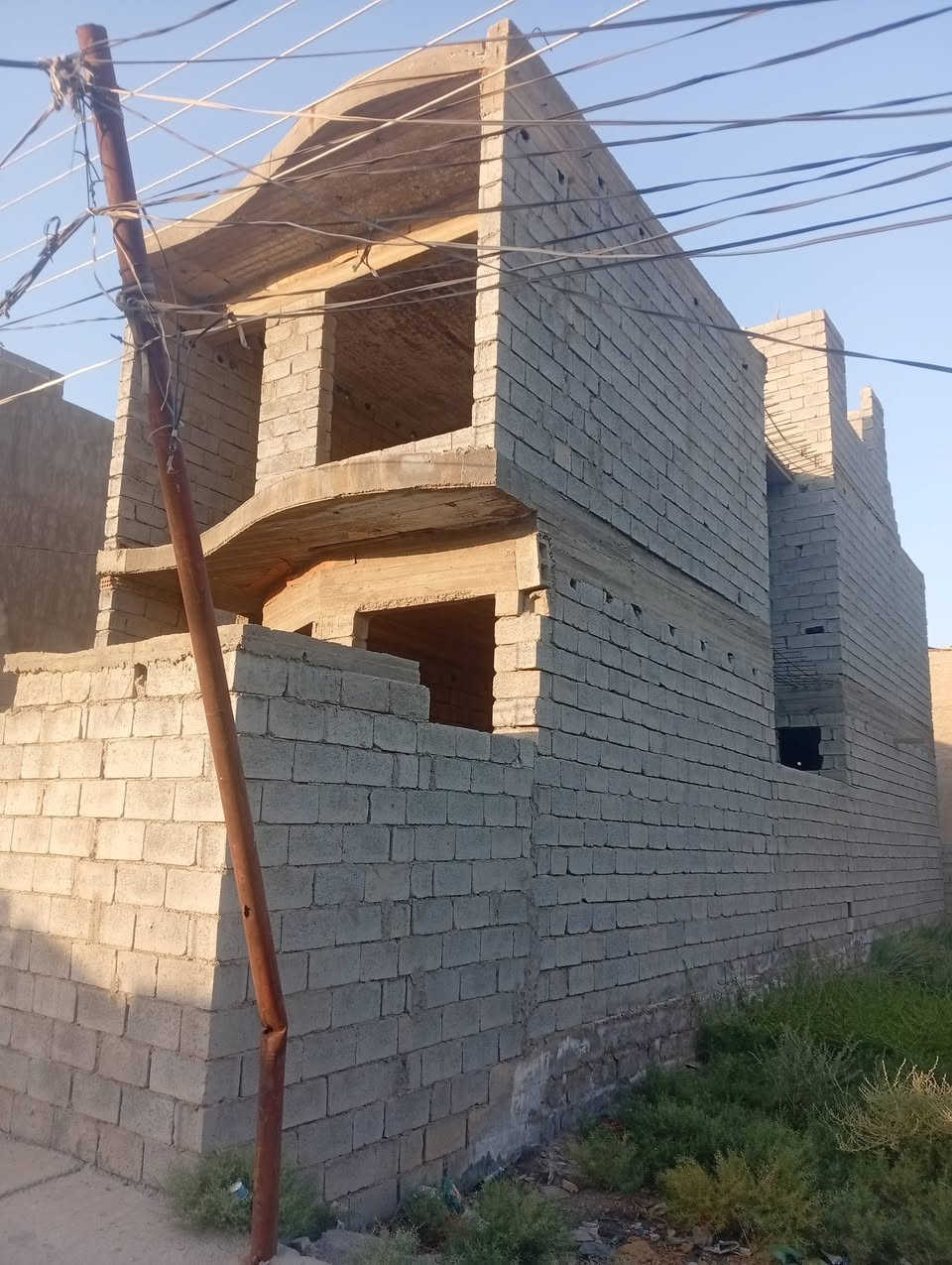 🏡 هيكل للبيع 
📐 المساحة :100م 
الوجه 5 النزال 20 
🧾 زراعي قرار 25 
💥يتكون من طابقين 
1️⃣ استقبال ، صالة ، مطبخ ، غرفة نوم ، صحيات 
2️⃣ غرفتي نوم، صالة ، صحيات 

✅موقع مميز خدمات كاملة شارع تبليط 6 متر 

📍الموقع : بهرز ـ حي الشرطة - مقابل مدرسة السدن 

📞للأستفسار : ***********
