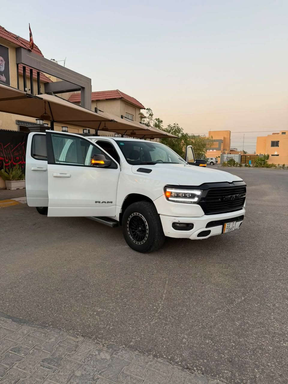 رام 1500  لونك ستار) 
موديل 2020مواصفات 
 باب طويل بدي قصير ( مرغوب )
المحرك : V8 5.7 HEMI  

وارد أمريكي صور الحادث بدون اير
المواصفات :** 
* سستم صوت الباين Alpine. 
* تشغيل عن بعد 
* 
* مقعد السائق كهربائي.
* المقاعد الأمامية تبريد وتدفئة.
* 
* شاشة كبيرة 12 أنچ تيسلا.
* حساسات امامية وخلفية.
* مكيف خلفي.
*محدد سرعة.
* نظام اطفاء وتشغيل اوتماتيكي.
* مرايا كهربائية جانبية قابلة للطي كهربائيا.
* مرايا مع خاصية التعتيم الذاتي.
* امكانية تعديل ارتفاع دواسات البنزين والبريك.
* هاند بريك كهربائي.
* الشباك الخلفي كهربائي. 
* مساحات تخزين إضافية تحت المقاعد.
*
عنوان النجف
الاتصال ***********
