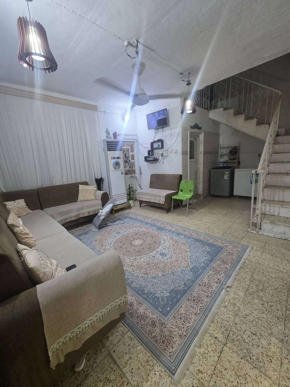 السلام عليكم بيت طابو صرف مساحته ٢٠٠ متر الوجه ١٠ والنزال ٢٠ طابقين عكاده  ع شارع ٢٠ 
الطابق الاول 
استقبال 
صاله
مطبخ 
غرفه نوم واحده
حمام داخلي
حمام وتواليت خارجي
كراج جبير
ومحل 
الطابق الثاني 
غرفتين نوم
وصاله 
البيت كلش نضيف 
العنوان حي الكرامه الدبيسات قرب المجسر
***********

