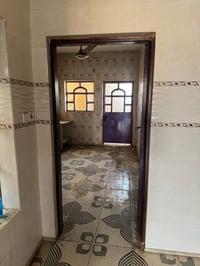 شقة للإيجار – جديدة وجاهزة للسكن  شقة بمساحة 200 متر مربع، تتكون من:  ...