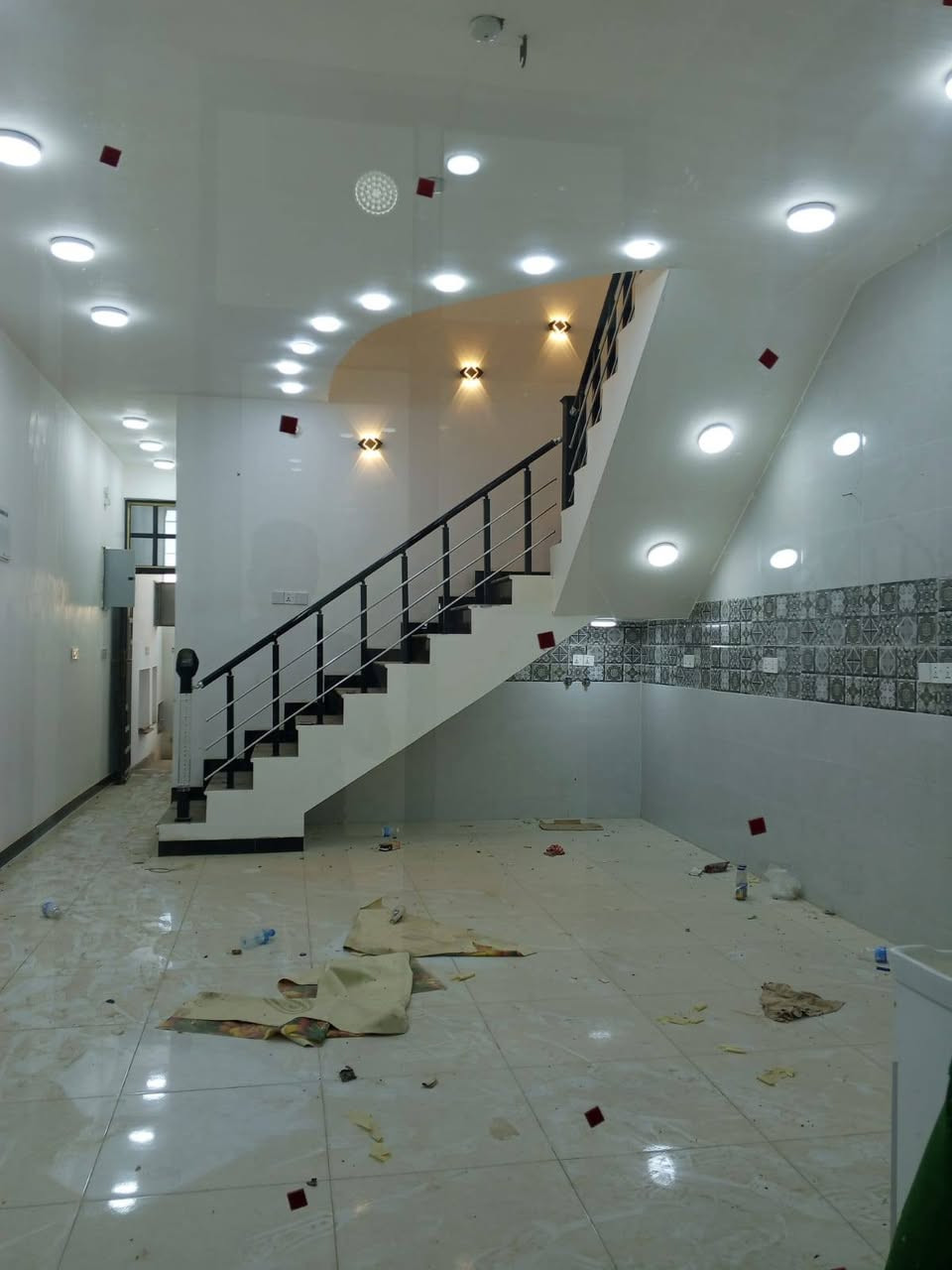 🏠مشتمل طابقين للبيع مساحته 100متر بناء حديث  بناء درجه اولى وديكورات ♦️يحتوي  الطابق الاول  غرفة نوم وهول ومطبخ واستقبال وصحيات داخلية وخارجية وگراچ  
♦️والطابق الثاني يحتوي على غرفتين نوم وهول وصحيات
🔳 بـــنـــاء حــديـــث 
🔳 بناء دراجه اولى وديكورات 
🔳مبني من الطابوق
🔳السقف صب كونكريت 
🔳الارضية والجدران سيراميك 
🔳نوع العقار طابو صرف
🔳قريب جداً من الشارع العام 
🔳الــــدار حـالياً فـــارغ
السعر// 150مليون وقابل للتفاوض 
📍عنوان واسط الكوت الخاجية في الــ5000قرب مستشفى العتبة
للاستفسار الاتصال 
***********
***********
***********
***********
مكتب دلالية أهل الديرة للعقار 
عنوان المكتب كوت حي الحكيم الاولى مجاور شركة كالة المكتب الركن
