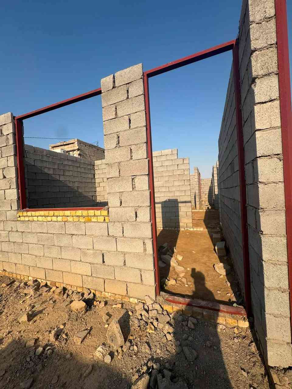 بيت للبيع مساحته ٢٠٠مترحواس ينزله معمل الثلج البيت يتكون غرفتين نوم وصاله ومطبخ وستقبال بناء جديد سعره مناسب الاستفسار علا الأرقام ***********
