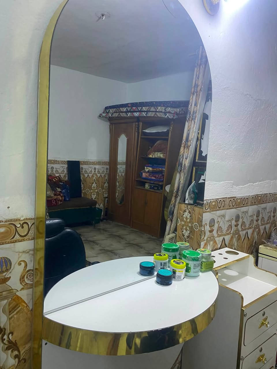السلام عليكم اخوان عندي هذا الديكور مال حلاقه جامتين ورف وجرارات وكرسي نضيف اخو الجديد مستعمل شهر
والجامات اثنيهن بيهن فطر بسيط وعندي طبلات أطفال وعندي تخم هوه والتجوه مالته عراض نضيفه كلش وسعرهن مناسب الي يعجبه يراسلني واتساب 
الرقم***********
