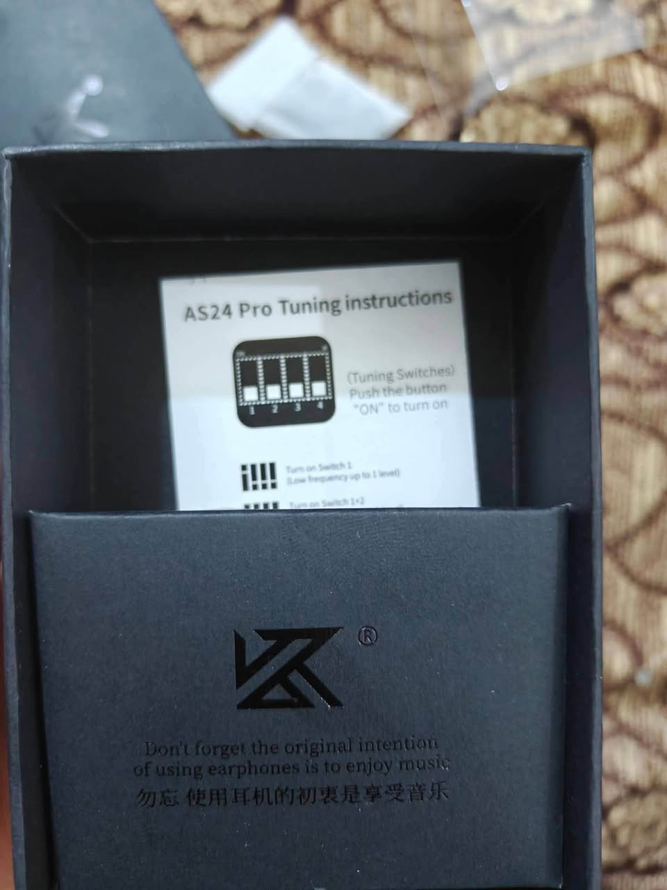 سماعة احترافية KZ AS24 Pro (إصدار المفاتيح الإلكترونية)
عدد المحركات: 24 محرك صوتي متوازن (12 محرك BA في كل جهة) لتفاصيل صوتية فائقة الدقة.
 الضبط الصوتي: مزودة بمفاتيح تحكم هاردوير (Tuning Switches) للتحكم في الترددات (البيس، الصوت المتوسط، والتريبل).
 نطاق التردد: 20Hz – 40,000Hz (صوت عالي الدقة Hi-Res).
 المقاومة والحساسية: المقاومة (20 - 50 أوم) / الحساسية (109 - 114dB).
 التصميم والتشكيل: هيكل رزين خفيف مريح مع غطاء معدني فاخر وطباعة ثلاثية الأبعاد (3D DLP) لقنوات الصوت.
 الكيبل: كيبل نحاسي مطلي بالفضة (Silver-Plated) نقي وعالي الجودة قابل للتغيير (0.75mm 2-Pin) مع منفذ 3.5mm.
 الاستخدام: ممتازة للمحتوى الصوتي الاحترافي، المونتاج، والألعاب (عزل ممتاز وتحديد دقيق للاتجاهات).

للتواصل واتساب 
***********
