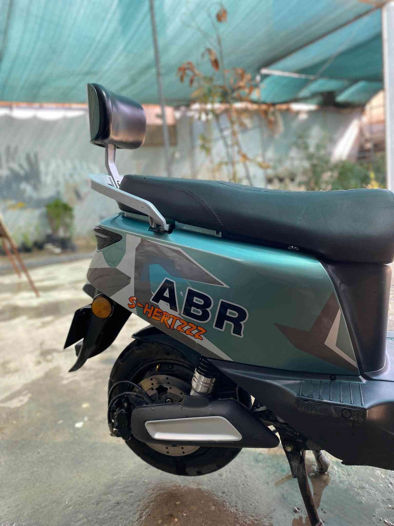 السلام عليكم عندي 318 موديل 25/26
فول موصفات اسبورت ABR 
بطارياتا يقرن 10.5
ملف 3000W
والنضافة كدام العين اشكد يسواله 🛩🔥🫀

