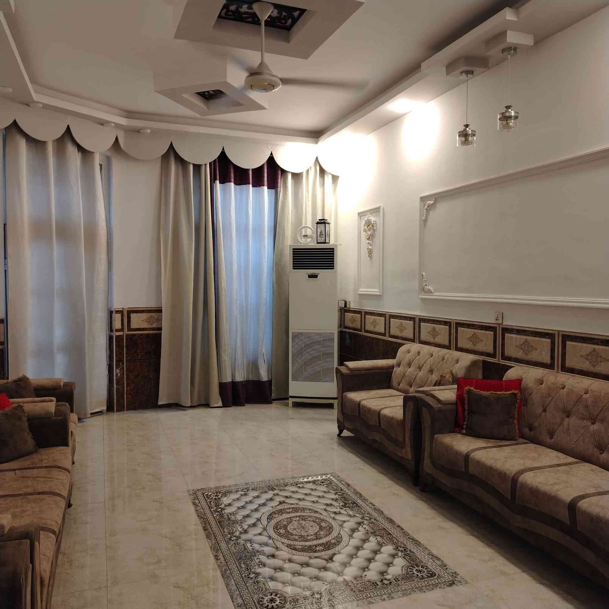 بيت للبيع نظيف جدا 200م البناء مسلح حديث 2نوم صاله مطبخ وصحيات براني كراج سياره سادس بيت عن الشارع العام حي الزيتون سعر 165مع المجال 
***********
