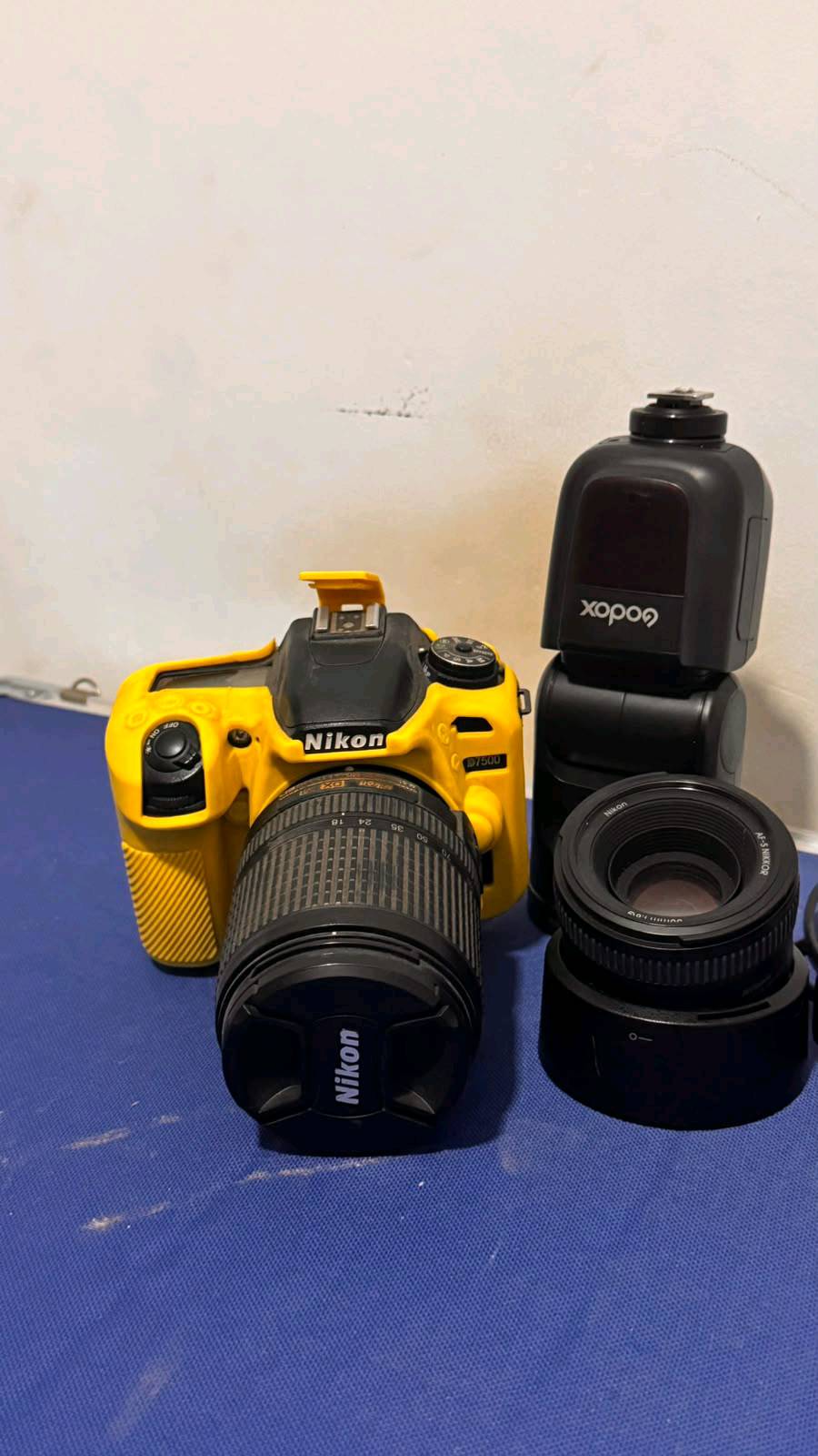 ​📸 للبيع: بكج تصوير احترافي متكامل - Nikon D7500 بحالة ممتازة! 📸
​عرض مميز للمصورين وصناع المحتوى، مجموعة تصوير متكاملة بحالة ممتازة وجاهزة للاستخدام الفوري:
​🔹 جسم الكاميرا: Nikon D7500 (كاميرا احترافية غنية عن التعريف)
🔹 العدسات المتوفرة:  
​عدسة العزل والبورتريه: Nikon AF-S 50mm f/1.8G  
​عدسة الزوم الشاملة: Nikon DX 18-105mm VR
🔹 الفلاش: فلاش Godox احترافي
🔹 الملحقات الإضافية:  
​كفر حماية سيليكون أصفر للكاميرا  
​شاحن البطارية الأصلي  
​غطاء حماية وشمسية للعدسات (Lens Hood / Cap)  
​✨ الحالة: كافة المعدات نظيفة جداً وبحالة ممتازة وبدون أي مشاكل.  
​💰 السعر: 1350,000 دينار عراقي (قابل للتفاوض البسيط للجادين)