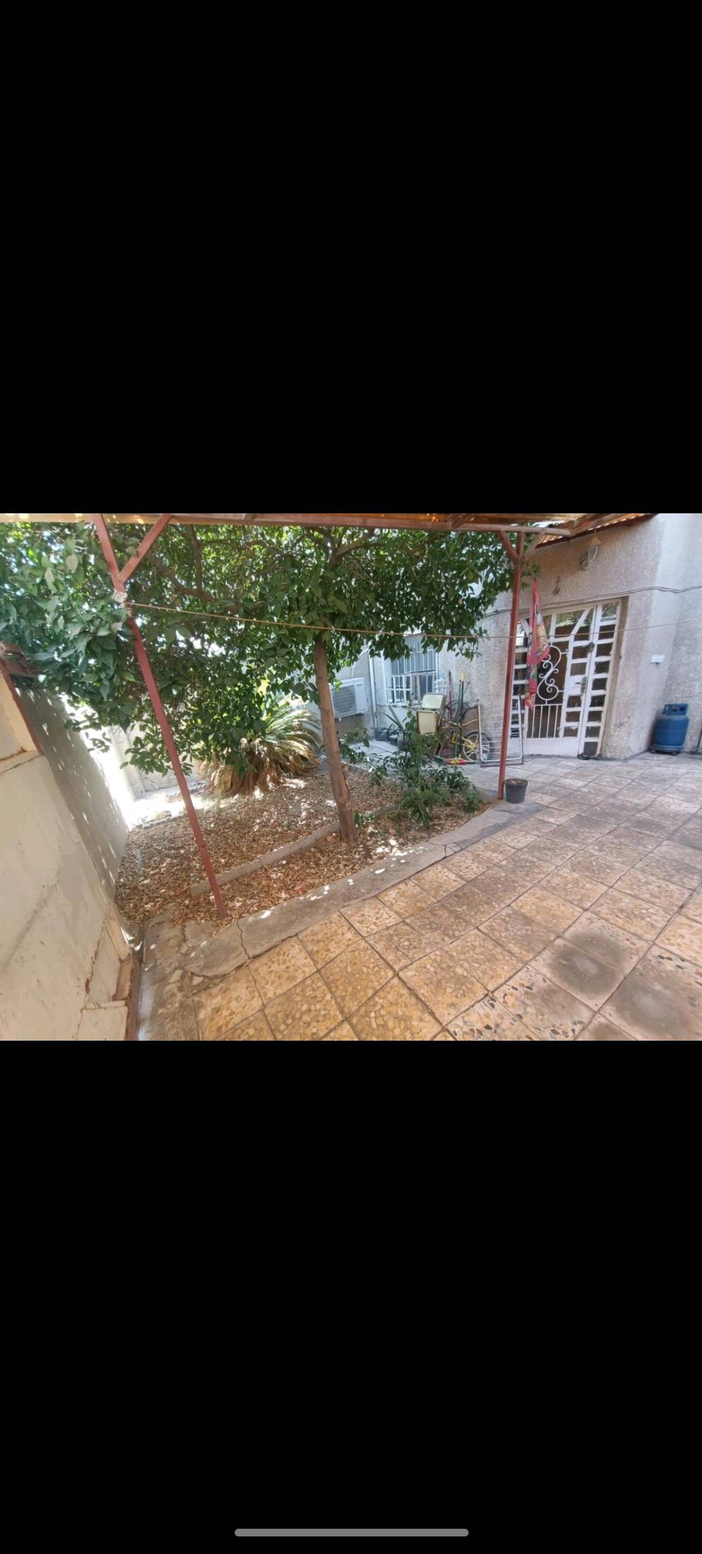150م

طرمه وحديقه ومطبخ بصفه صاله هول بنص غرفة جوه وحمام ومخزن وبيتونه كيزر وهيج
الفوك غرفتين هول فوك الهول وباب سطح ودرج سطح فوك اعلى سطحين
سعر300 مليون نهايته كلش قليله بحي الجهاد 
بس الكاشي بي شويه تعبان الطابق الارضي

مطبخ . استقبال . هول . 3غرف نوم . حمام . حديقه.

***********