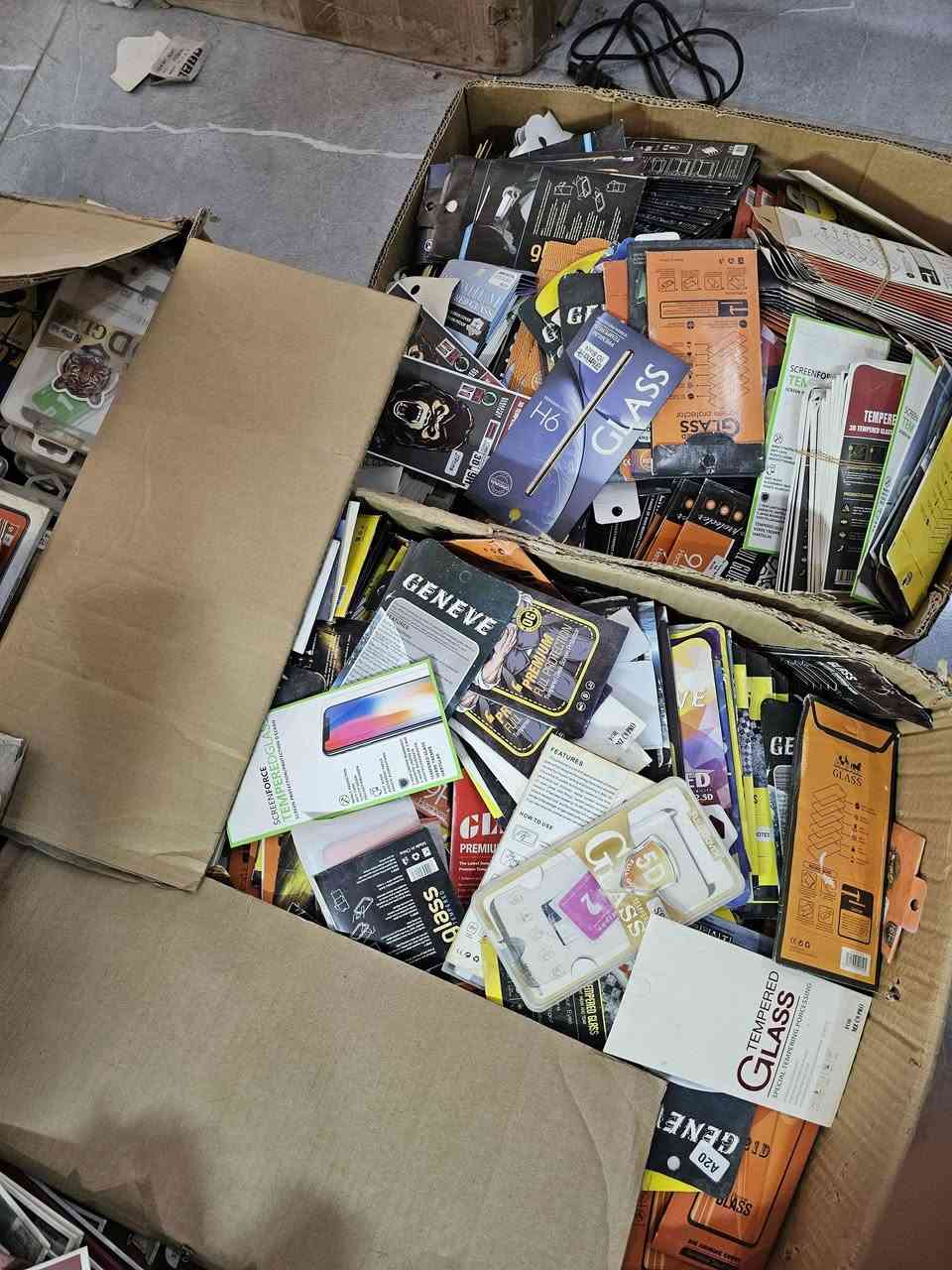 سلام عليكم
متوفر كمية لواصق وكفرات كمية كبيرة جدا حديث وقديم تقريبا ١٠ الاف قطعة 
البيع دفعة واحدة وشلعة بسعر مناسب جدا جدا 
لمعرفة السعر ( مكاني النجف الاشرف ) 
 التواصل على الرقم ***********
واتساب متوفر ايضا
