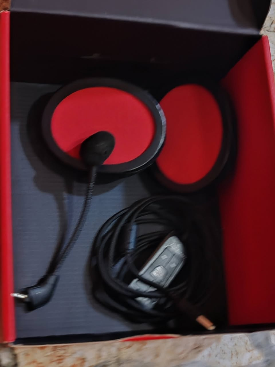 سلام وعليكم سماعه للبيع. سماعة Gaming للبيع بحالة ممتازة 🎧
سماعة هايبر اكس كلاودي مريحة، صوتها واضح وقوي ومناسبة للألعاب، الأفلام والموسيقى 🎮🎶
تجي ويا المايك وسلك التوصيل، وحالتها مبينة بالصور.
✅ نظيفة ومستعملة استعمال خفيف
✅ المايك شغال
✅ الصوت واضح
✅ مريحة للاستخدام الطويل
📦 العلبة موجودة 
💰 السعر: 60 الف وبيهه مجال 
تواصل خاص او ***********
