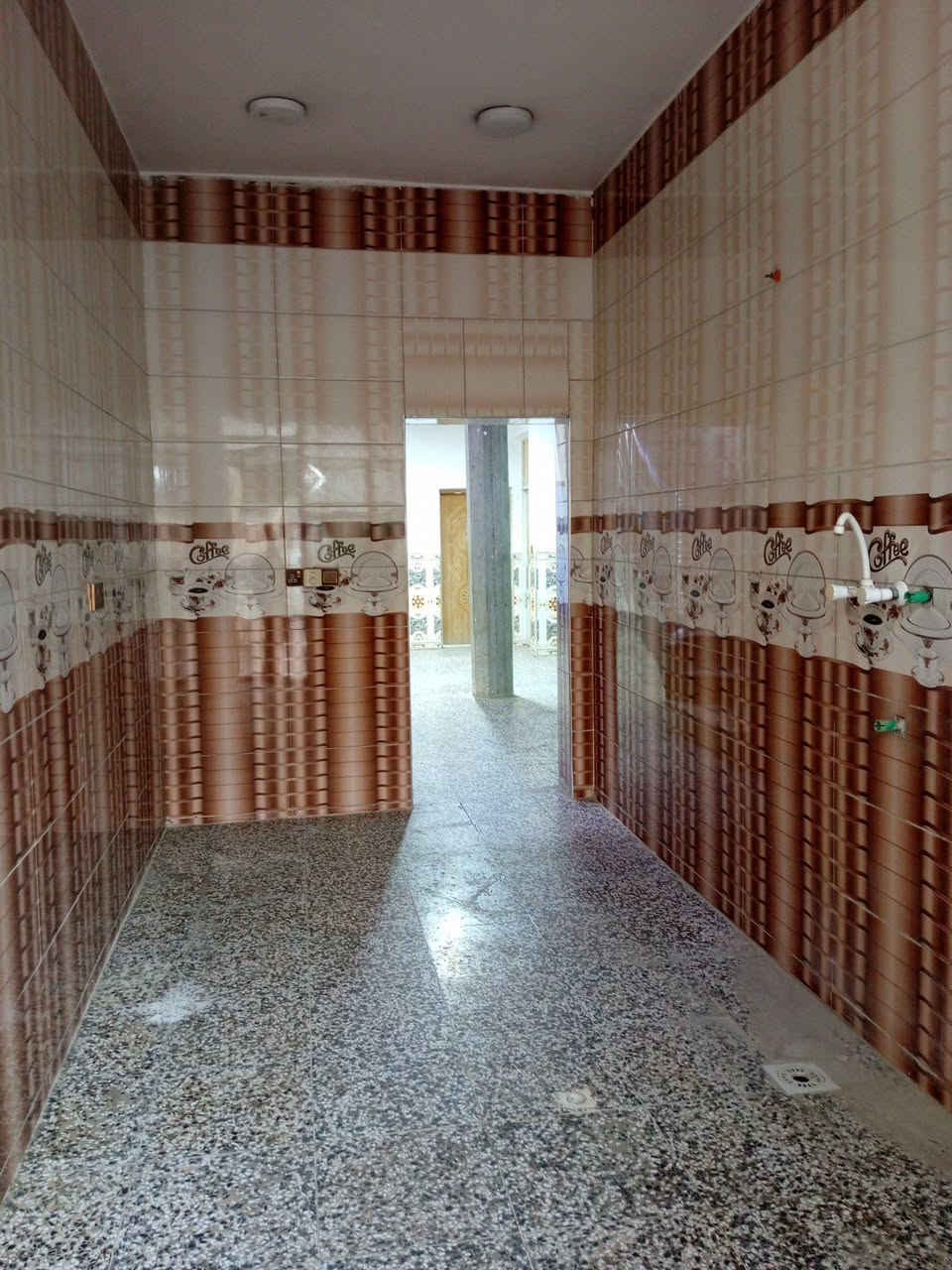 🏡 بيت للبيع في الزعفرانية مقابل ديالى الشمالية
المساحة: 150 متر زراعي سند 25

تفاصيل البيت:

▪️ البيت يحتوي على مدخلين:

مدخل للاستقبال

مدخل  إلى المطبخ 

4 غرف نوم

غرفة كبيرة بمساحة 6×4 متر

▪️ الصحيات:

صحيات داخلية وخارجية

🔹 المنطقة مخدومة بالكامل:

✔ كهرباء

✔ ماء

✔ مجاري

✔ شارع مبلط

✔ إنترنت كيبل ضوئي (الوطني)

🔹 ملاحظة: البيت مرتفع عن مستوى الشارع كما موضح في الصور. 
أقرب نقطة داله مقابل ديالى الشمالية 

📞 للاستفسار  التواصل على الخاص أو الاتصال على الرقم:  ***********

السعر: 170 مليون
