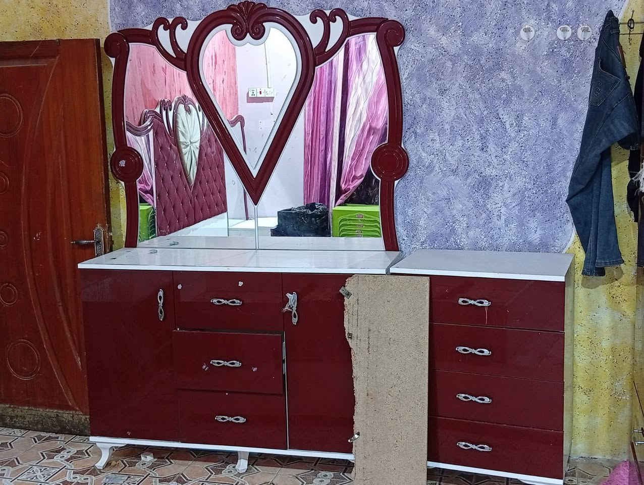 غرفه تركي كامله نظيفه نقصها مندر سعرها750 وبيها مجال مكانها القرنه حي الجمعه تعال وشوفها بعينك ***********
