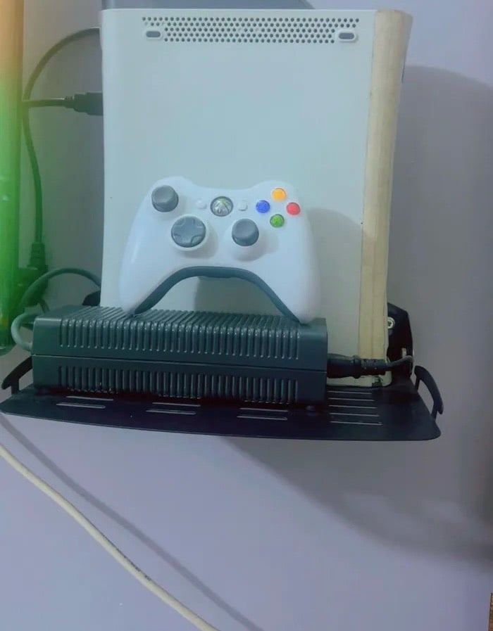 Xbx 360 مهكر بحالة ممتازة للبيع مع 65 لعبة
جاهزة والألعاب
البيع جهاز Xbox 360 مهكر ونظيف جداً، الجهاز شغال تمام وما بي أي نقص، ومعاه مجموعة ضخمة من أروع الألعاب الكلاسيكية والحديثة مثبتة مباشرة على الهارد (حوالي 65 لعبة جاهزة للعب فوراً).
تفاصيل العرض:
• نوع الجهاز: Xbox 360 Slim / E (مهكر لتشغيل
الألعاب).
• سعة التخزين: هارد داخلي كبير يكفي لتحميل عشرات الألعاب
(مشحون ب 65 لعبة ممتازة).
• الملحقات: يد تحكم أصلية + أسلاك التشغيل الكاملة (سلكالباور + سلك HDMI).