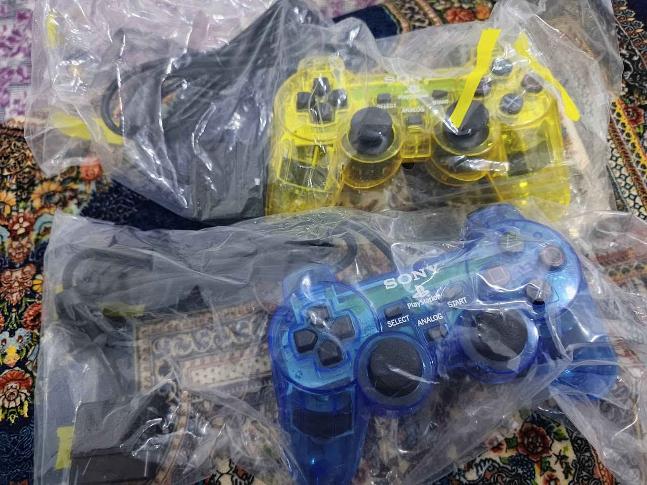 السلام عليكم 
عندي بلي ستيشن 2 فات العدد 2 
مع 2 يدات وفلاش 32 كيكا وميموري وكيابل التشغيل 
الأجهزة ثنينهم شغالات بدون مشاكل بس جهاز واحد بي فطر جوه بس الجهاز شغال طبيعي 
عنوان بغداد رقمي *********** 
سعر قيم وأخذ يوجد توصيل
