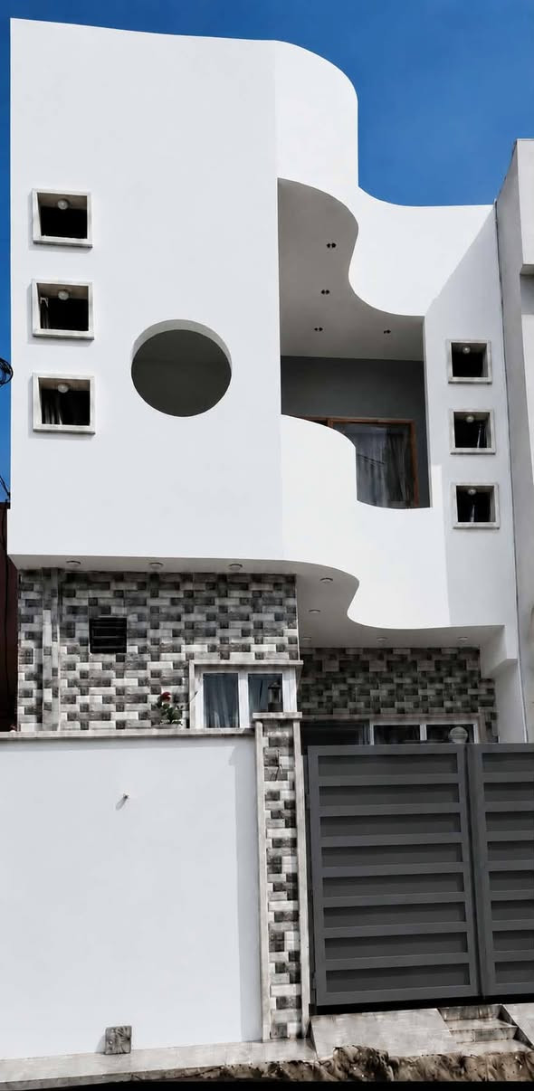 عقار للبيع 🏡فول خدمات (تبليط+كهرب+ماء+مدارس+اسواق)
1.الموقع: حي الوحده (جمعيه ام الربيعين) خلف مدرسه الوحده بأاربع افرع 

2.المساحه؛: 110م/5×21.5.(اتجاه شمال غرب) 

3.عدد طوابق: طابق ونص (نصف طابق الاعلى يحتاج جص+كاشي) حسبة 3مليون تقريبا

4.عدد غرف: 2غرفه 5×5و5×4مع سويت 

5.صحيات: عدد2 شرقي خارج البيت +2حمام و3مغسل
 
6.ارضيه بورسلين +سيراميك فتل ارتفاع متر ونصف 

7.نوع البناء.. خارطه درجه اولى. درج دوار 
8.نوع العقار: وصل جمعيه مسجل كامل 
9. عدد اسطح: 2 ناصي +عالي+بلكونه
10.هول كبير 5×4م. وطابق الثاني هول ايضا 5×5
11.واجهه سيراميك 
12.كوبنات حلان 
13.جامات +ابواب بلاستيك 
14.شارع 10م

15.السعر 105قابل لتفاوض يرهم مقدمة80مليون 
والباقي مليون باالشهر 
رجاءا الماشراي لايتصل  
☎️☎️للاستفسار الاتصال على 
***********اسيا
***********كورك
