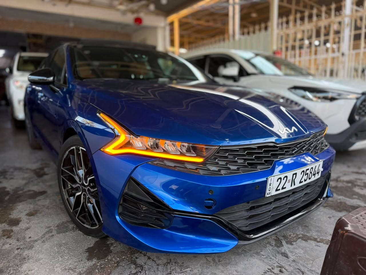 السلام عليكم
كلين بدون صبغ بدون ايرباك فقط بارد 
K5 موديل2024  GT 
محرك 2500 
فول مواصفات للاخير
كشنات مختمه جيتي 
داخل لون جوزي 
كشن تدفئه 
بانوراما 
بصمه تشغيل عن بعد 
فول لدات منضومه زنون 
تحكم ستيرن جهتين شفتات جهتين 
رادرات امامي وجانبيات 
حساسات كامره شاشه متصله 
وبعد هوايه بيها مواصفات 
السياره مكينه كير تبريد صدر كهربائيات كفاله 
السعر 180$ 
مكان السياره بغداد معارض الكريعات 
رقم الهاتف ***********
***********

