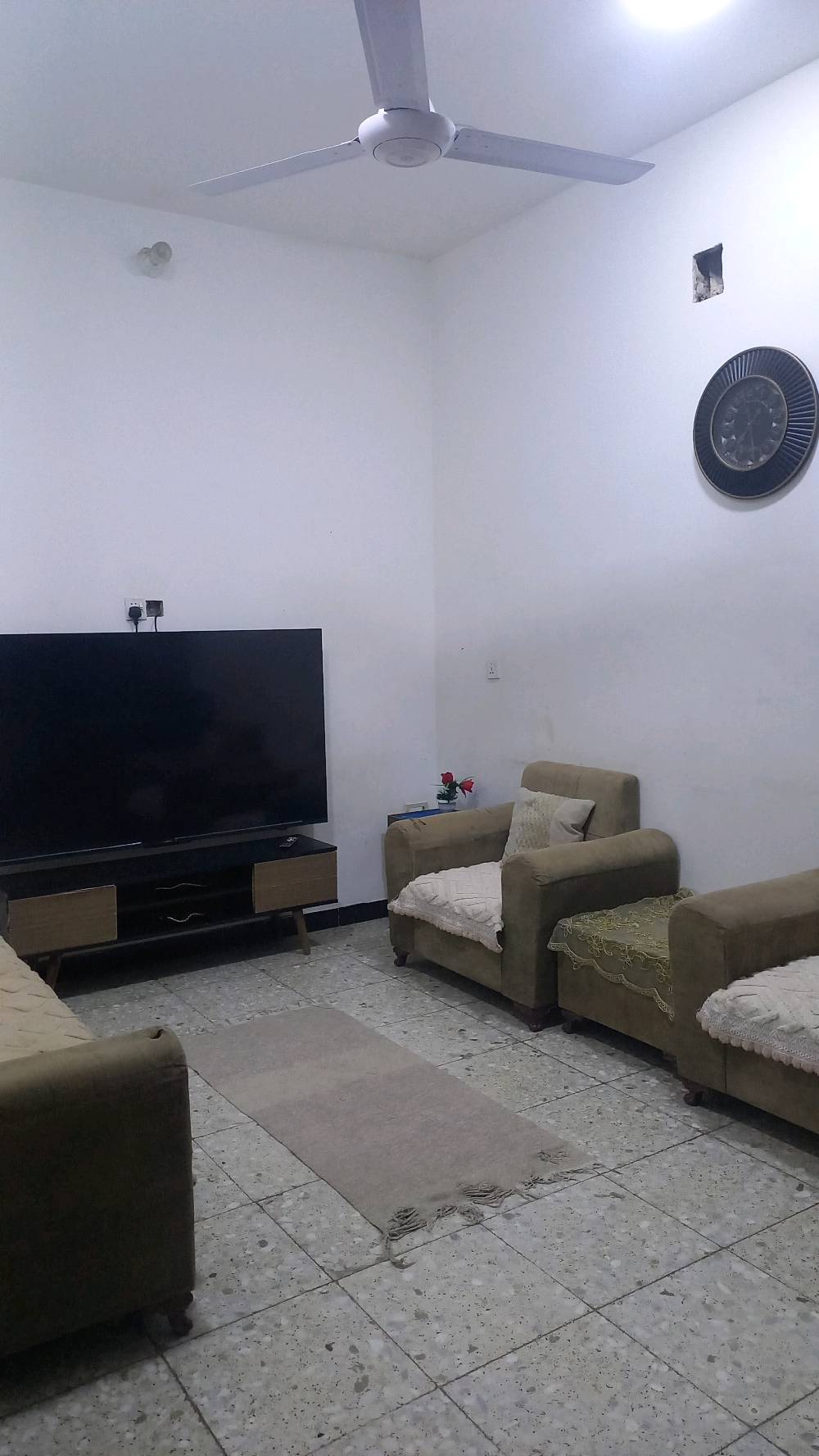 بيت للبيع مساحه ١٢٠ متر بناء حديث وشغل درجه أوله واجهه ٧ونص ملحقاته صاله داخليه واستقبال ومطبخ وغرفه  نوم وحمام ومناور ٢ فوك بيتونه جبيره تكدر تحطلها قاطع اصير غرفه اني مسويها غرفه للاطفال وسطح خلفي وامامي ومطبك شتايكر البيت كامل مكمل وعلى ايدي وكلشي اشتغلته بالبيت بي ضمان من كهربائيات من بواري خلاطات كله بي ضمان وجاهز للسكن عنوان الرئاسه شارع عشرين بخلف مخازن الببسي المنطقه كامله من خدمات مي خير من الله وكهرباء هم شارع الي بي البيت مبلط والمنطقة هادئه الاستفسار اتصل على هذا الرقم وائل ابو رضا *********** السعر ١٠٠ وبي مجال للشراي