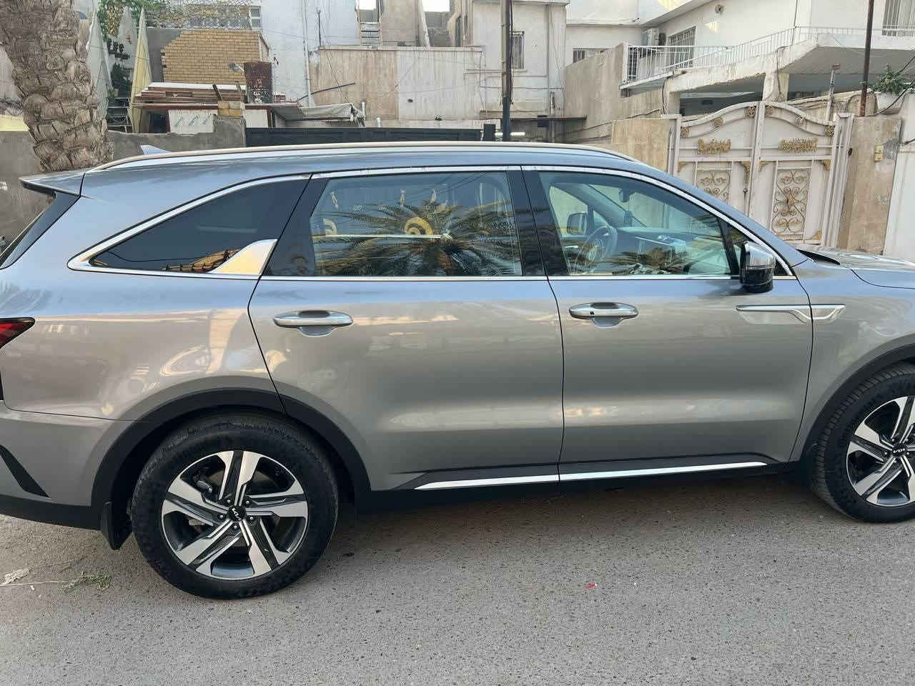 سورنتو 23 خليجي 
محرك 1600 تيربو 4 سلندر 
ماشيه 28 
السياره فول مواصفات
كشنات تبريد تدفئة كهرباء كل الكشنات 
واحد على واحد 
مكفوله من الصبغ 
فول فول فول مواصفات 
7 مقاعد
***********
