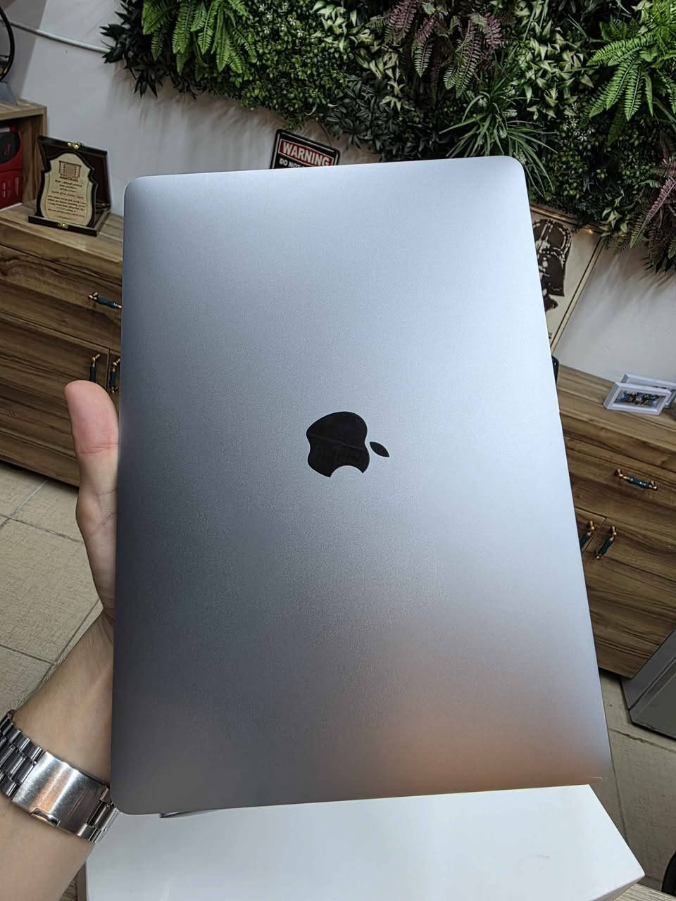 Likely new used macbook air m1 with box and original charger

Chip: M1 8core
Ram: 8gb
Storage: 256gb
Gpu: M1 7 Core

لاپتۆپی ماکبووک ئێرM1
 زۆر خاوێن و بێکێشە 
کارتۆن و شاحینەی خۆی لەگەڵە
پاتری 94%

لابتوب ماك بوك اير M1 
نظافة جدا عالية 
كرتونة و شاحن بلادي موجود أربيل, العراق
