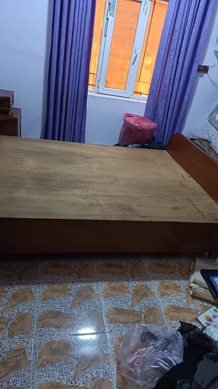 سلام عليكم غرفه اخشاب للبيع ماناقصهه بس كنتور لتواصل ***********
