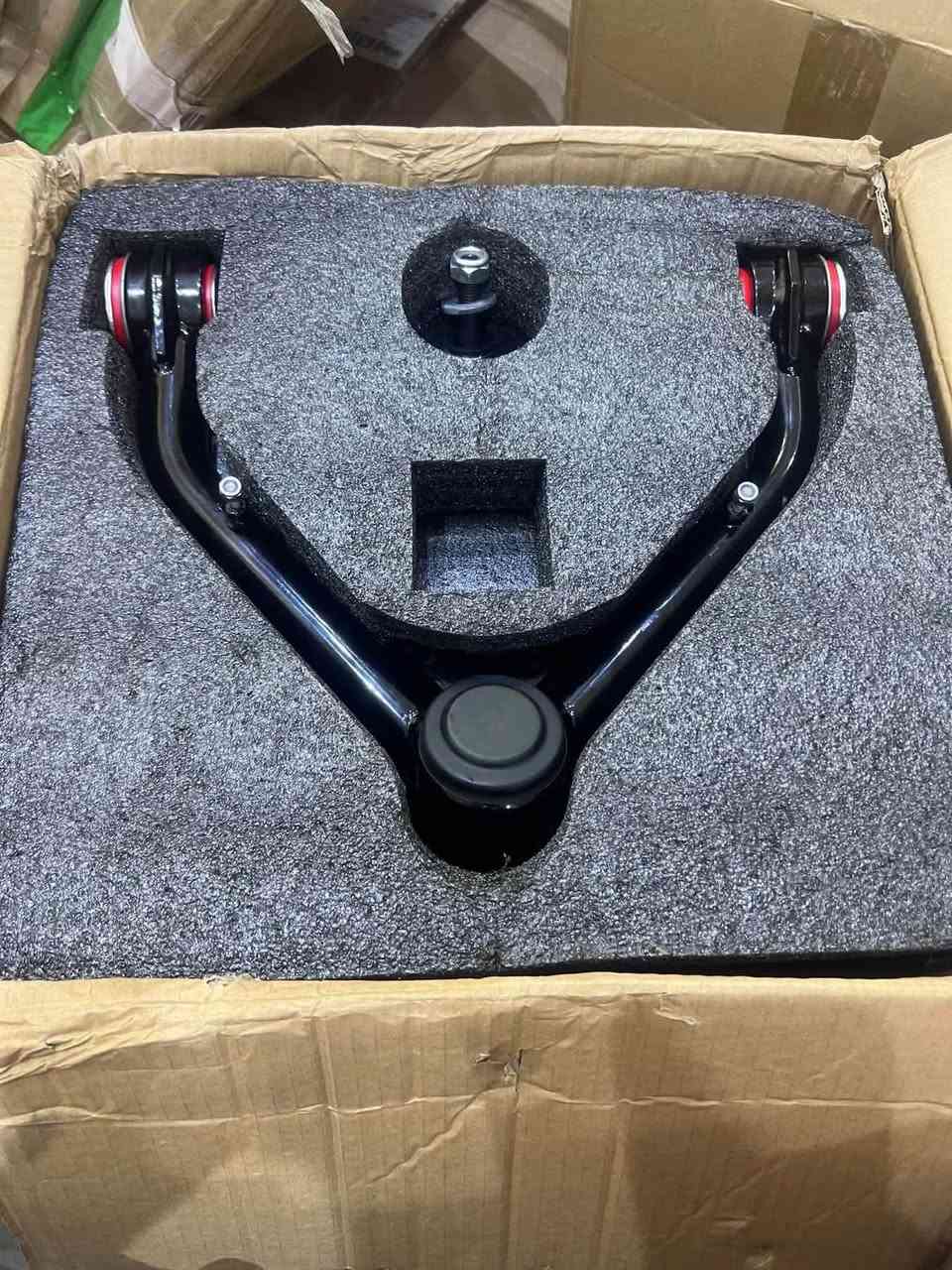 🔥 للبيع: طبلات علوية رياضية معدلة (Upper Control Arms) لسيارات دوج رام 1500 🔥
يا أهل الرام وجماعة الترفيع والأوف رود 🚀.. 
متوفر عندي زوج طبلات علوية أنبوبية رياضية
 (جديدة بالكرتونة، وكالة شرط بعدهن ). 

إذا سيارتك مرفوعة أو ناوي ترفعها، هذه القطعة أساسية ومستحيل تستغني عنها! 

⚙️ ليش تحتاج هذه المقصات بالذات؟
1️⃣ تصحح زاوية الركبة (المفصل الكروي) وميلان الكفرات بعد ترفيع السيارة (من 2 إلى 4 إنش).
2️⃣ تحميك من تآكل الإطارات (التايرات) من الداخل وتمنحك ثبات عالي بالطريق وسياقة ناعمة.
3️⃣ مجهزة بجلد بولي يوريثان حمراء رياضية (PU Bushings) ولحام متطور (TIG Welding) أقوى بمرات من جلد الوكالة المطاطية وتتحمل جوراة وطرق العراق. 

📊 التوافق حسب الكتالوج:
تطابق سيارات دوج رام 1500 دفع رباعي (Ram 1500 4WD) للموديلات من 2006 وحتى 2022 (موضح بالجدول في الصور). 

💰 السعر: مناسب جدا 
📞 للتواصل والاستفسار: [***********] أو مراسلة الخاص. 

(الصور المرفقة حقيقية وتوضح نظافة اللحام والجلد والجدول الخاص بالموديلات) 👇
