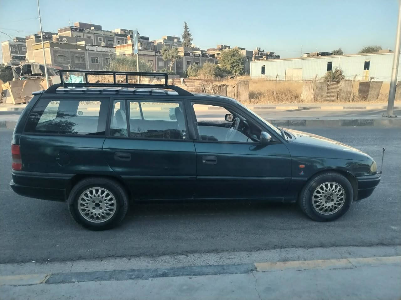 سعر 53 وبيها مجال 
استرا استيشن وارد ياباني موديل 96 حجم 18 كير عادي مصبوغه عام جماليه محرك وكير شرط العنوان موصل ايسر استفسار على رقم ***********
