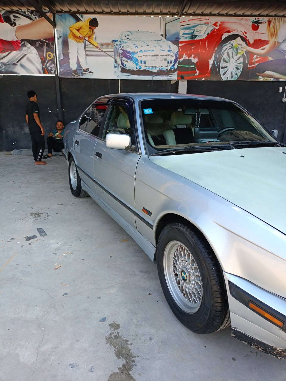 السعر ٦٥ وبيها مجال قليل بي ام دبليو( BMW)موديل ٩٤ بسم الشرعي سياره فول الفول بس طخه خفيفه بجهه اليمين بالدعاميه ويم باب السايق للاستفسار  الاتصال على الرقم ***********
