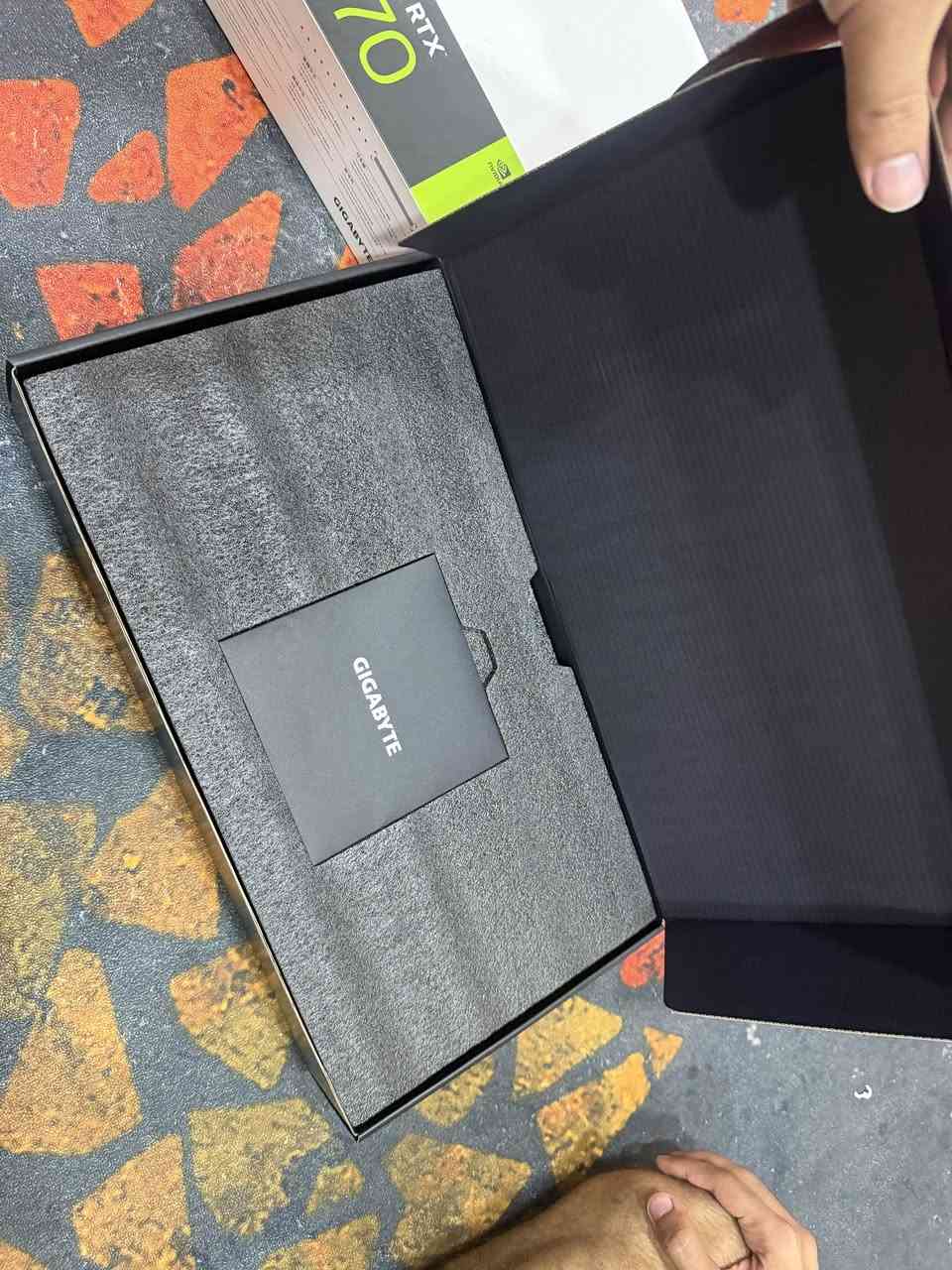 السلام عليكم 

كرت شاشة  👇🏻
▫️ GIGABYTE® AERO® RTX™ 5070 | 12GB | 3 FAN
📝 جديد 

▪ السعر: مليون و 250 الف 
▪ مكاني: بغداد - الأعظمية
▪ التوصيل: بغداد (5 آلاف) | المحافظات (6 آلاف)
▪ رقمي: ***********
