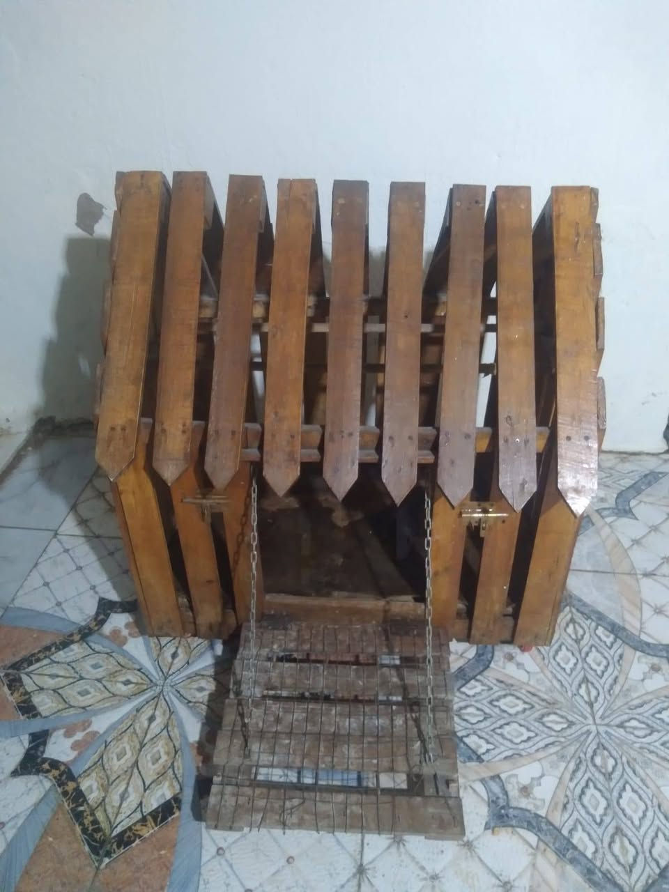 سلام عليكم قفص كبير مرتب مكان كوت حي الجهاد 
(مكلف بالنشر ) رقم صاحب القفص ***********

