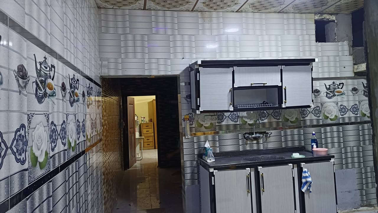 سلام عليكم بيت للبيع....
المساحه 120 .... 

البيت يحتوي ..ع استقبال ..وصاله ..ومطبخ... وغرفه....

 تخاريج داخليه وخارجيه...

البيت كلش مرتب بورك ...ارضيه بورسلين ..المطبخ والصاله سيراميك للسكف

 مكان بشارع المطار القديم  امام المجمع الطبي...يبعد عن الشارع العام 70متر.. للبيع اليحب يتفضل  خاص او واتساب ***********.... سعره 25 وبي مجال قليل
