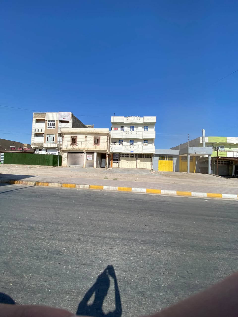 السلام عليكم
عقار للبيع تجاري يعتبر أرض مساحة ٢٥٠ وجه ١٠ نزال ٢٥ رصيف عرض ٢٥ ملك صرف الموقع التأميم خلف كلية الهدى قسم الصيدلة 
الاتصال على الرقم 
***********
