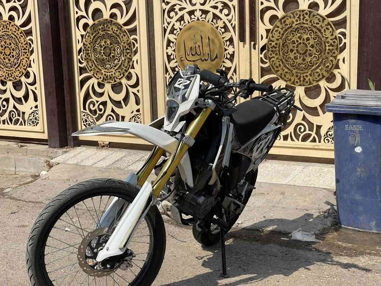 السلام عليكم دراجه قفاز سي ار اكس للبيع  مديل 2025 جديده ب جيس قبل شهر ونص اخذته رمبه  مكفوله كفاله عامه  جيب الف فيتر وافحصه تايرات جبلي موجوده بس اني شادلهه سياح  السعر ؟1750 وبيه مجالل  مكاني بغداد الدوره شارع 60 رقم ***********
