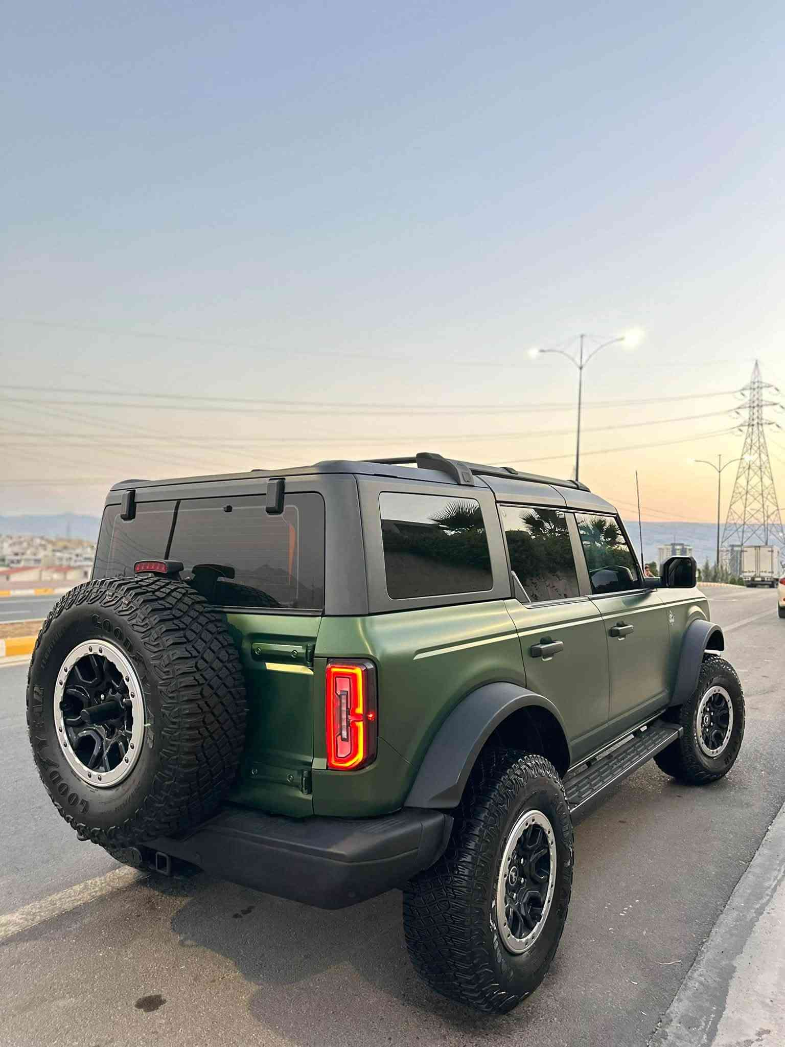 سلام عليكم 

فورد برونگو 2022 Wild trak🇺🇸🇺🇸

السيارة بيهة قبغ صندوق صبغ فقط بدون تبديل بدون ايرباك 

مكان السيارة سليمانية 

محرك 6 سلندر توربو چارج 

مواصفات wild trak
شاشة جبيرة 
كامرات ٣٦٠ درجة 
رادار ٣٦٠ درجة 
شحن وايرليس 
اطفاء ذاتي 
حساس امامي و خلفي 
5 دكم السيارة 
شاشة اندرويد 
كشنات جلد 
كشنات كارباء جهتين 
كشنات هيتر 
استيرن هيتر 
بصمة ابواب 5
تشغيل عن بعد 
گيج الكتروني 
نضام AUX
دعامية امامي حديد رابتر 
بلاجيكتور رابتر 
دبلات foox
لوييات رابتر 
فندرات عريض 
لايتات ليد 
بگلايت ليد 
فور ويل 4*4
سقف متحرك 
داخل جلد لونين كلش مميز 
ماشية ٦٥ ميل فقط 

السيارة مغلفه PPF طافي ضمان ١٠ سنوات 
بيهة كتاب تضليل 80% 
السيارة مصروفة علي كلش اهواي و بلواقع احلي 
كير و مكينة كله ابشرط بدون اي خلل 

سعرة ٣٧٠$ بي مجال 

رقمي *********** 

السيارة بسمي ابشرط تحويل او وكالة
