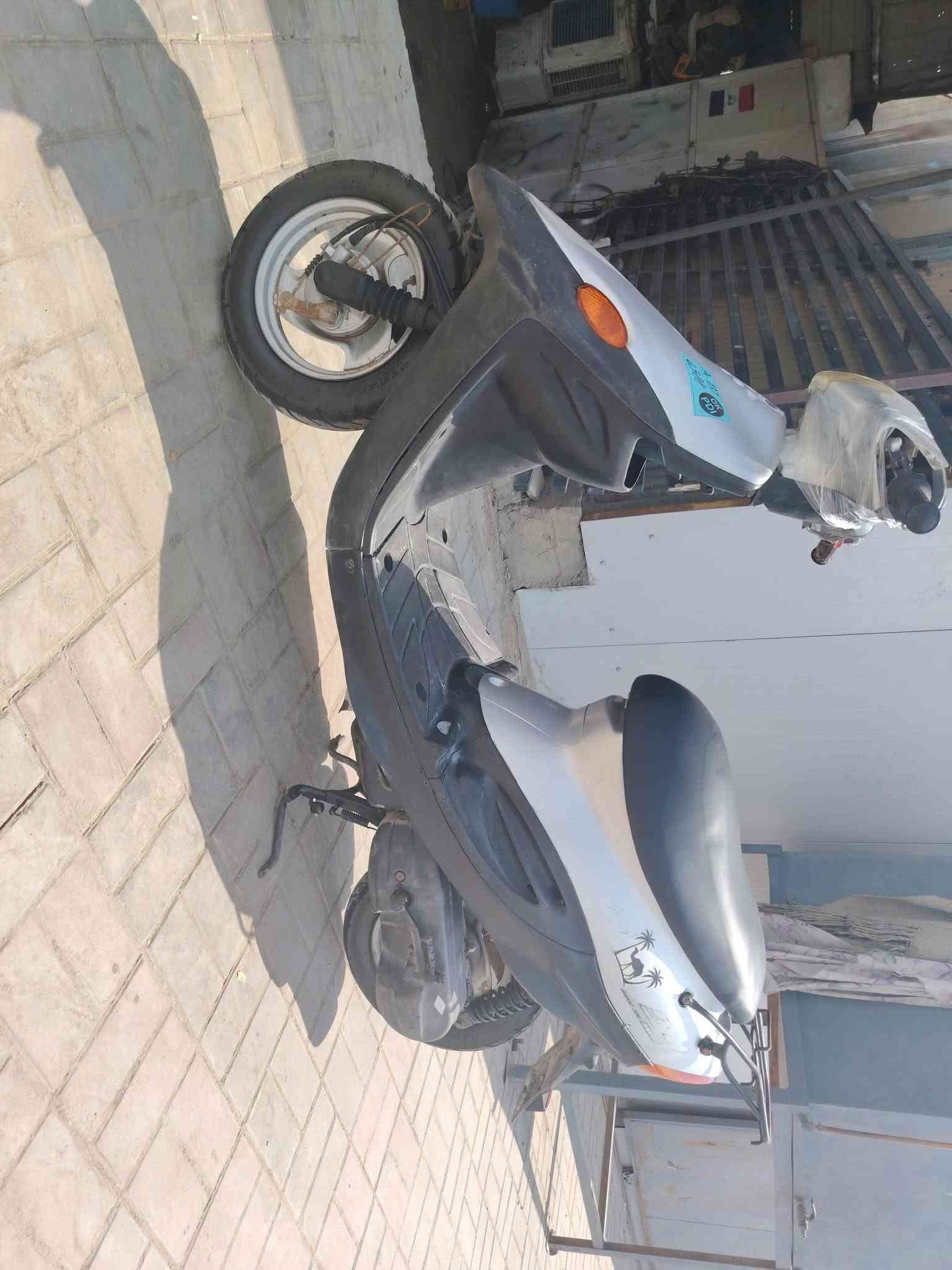 دراجه بيجي للبيع السعر ٣٠٠ وبيهه مجال الشراي يتصل عل الرقم *********** كرهبايات شغاله مكينه ناعمه دراجه احله من الصوره
