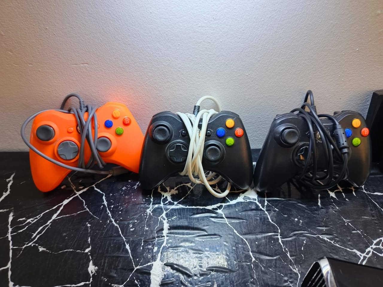 Xbox 360 نظيف بحاله جداً ممتازه مهكر  4هاردات بسعر. 250 ألف فقط
الاول:500 جيجا مهكر 100 لعبه 
الثاني: 500 جيجا مهكر أكثر من 50 لعبه 
الثالث: 320 جيجا 
الرابع: 250 جيجا 

3 يدات 
أكثر من 25 قرص العاب 
التوصيل مجاني 

للتواصل ***********
