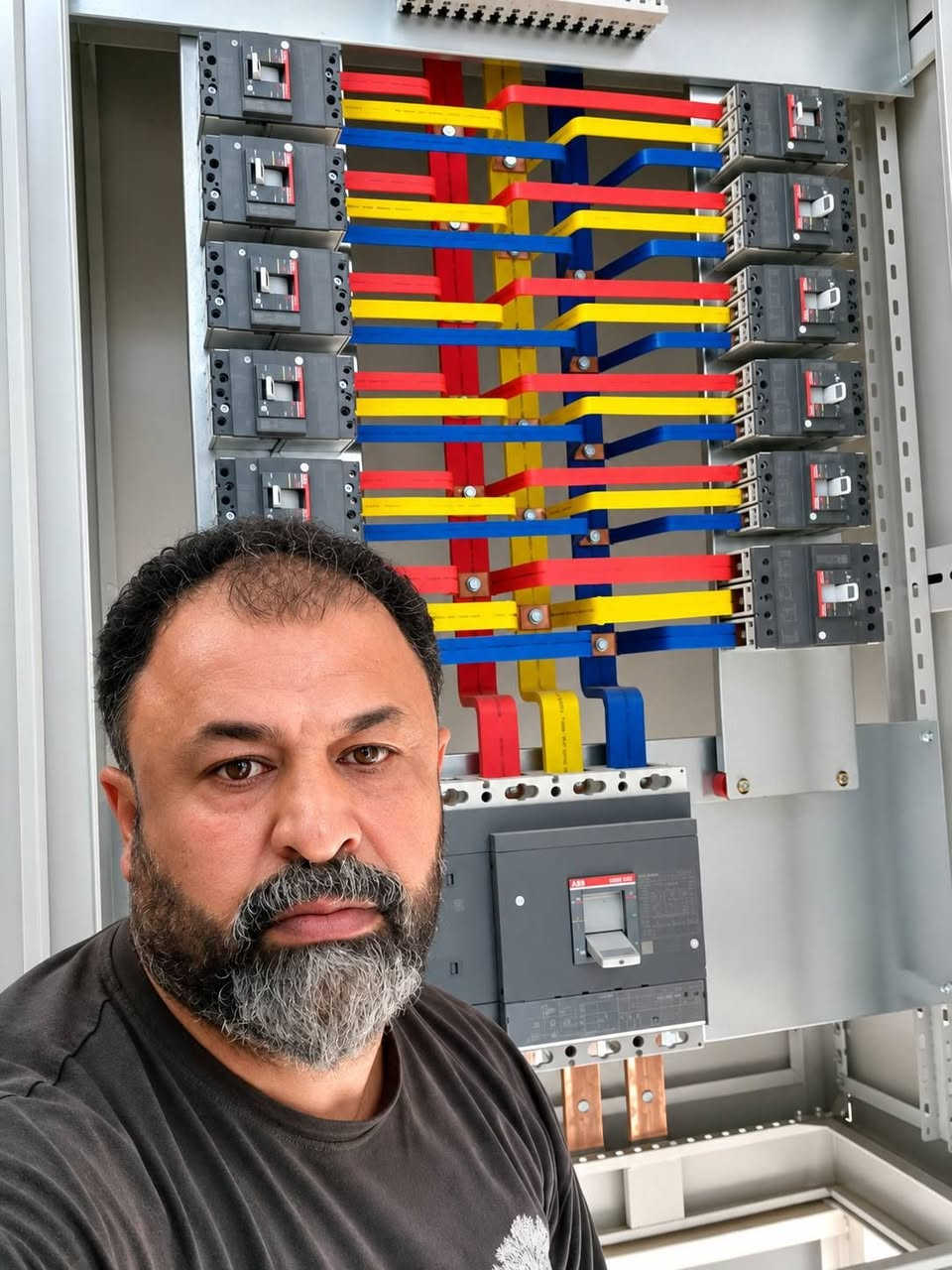 ⚡ مشروع جديد من Darwesh Control Systems ⚡

نفخر بتنفيذ أعمال ربط مولد كهربائي سعة 550 kVA وتجهيز منظومة التوزيع والسيطرة، مع تنفيذ الأعمال الكهربائية والمسارات وفق متطلبات المشروع وبعناية فنية عالية.

🔹 أعمال المشروع: • ربط مولد كهربائي 550 kVA
• تنفيذ Cable Tray حديد معلّق لمسارات الكابلات
• استخدام كيبل قدرة 1×300 mm² شعري
• تنفيذ Change Over Socomec – 800A
• تصنيع وتجهيز MDB
• قاطع رئيسي 800A
• قواطع فرعية متنوعة السعات حسب الأحمال
• تنظيم مسارات الكابلات وتنفيذ التوصيلات داخل البورد بصورة احترافية

👷‍♂️ فريق العمل

إبراهيم درويش
إشراف وتنفيذ

✨ والمبدعون:
سيف درويش
سجاد درويش

نجاح كل مشروع هو نتيجة فريق متكامل، دقة في التنفيذ، وخبرة في التفاصيل.

⚡ Darwesh Control Systems
نحو تنفيذ كهربائي أكثر احترافية وأماناً

📞 ***********

#Darwesh_Control_Systems
#ابراهيم_درويش #سيف_درويش #سجاد_درويش
#550kVA #Socomec #800A #MDB
#CableTray #Electrical_Systems #Control_Panels
#Electrical_Engineering #العراق

