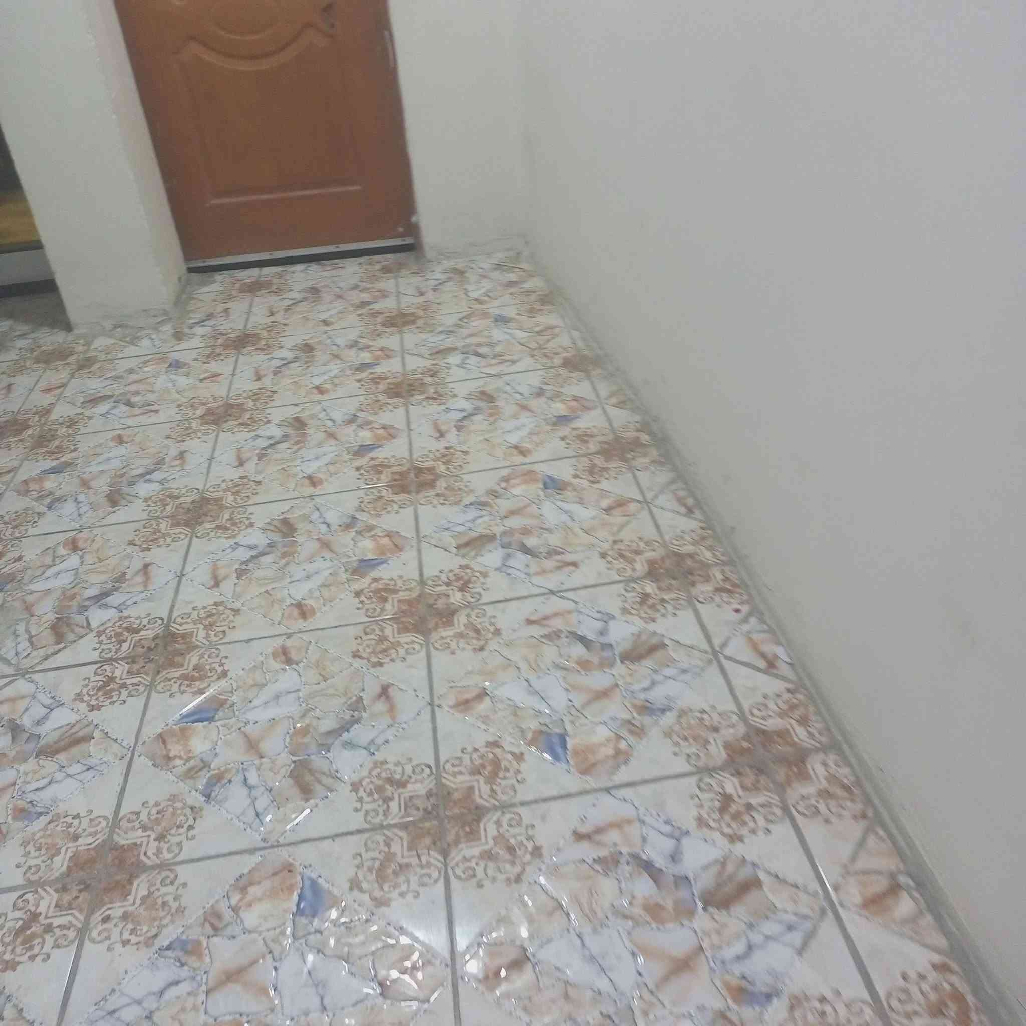 شقه للايجار بالقبله بحي المهندسين على الشارع الرئيسي بيها غرفتين نوم وهول داخلي ومطبخ وصحيات وكيزر وتانكي وماطور اجاره قفل 400 الماء والكهرباء على المؤجر مطلوب عائله صغيره اي استفسار على هذا الرقم ***********

