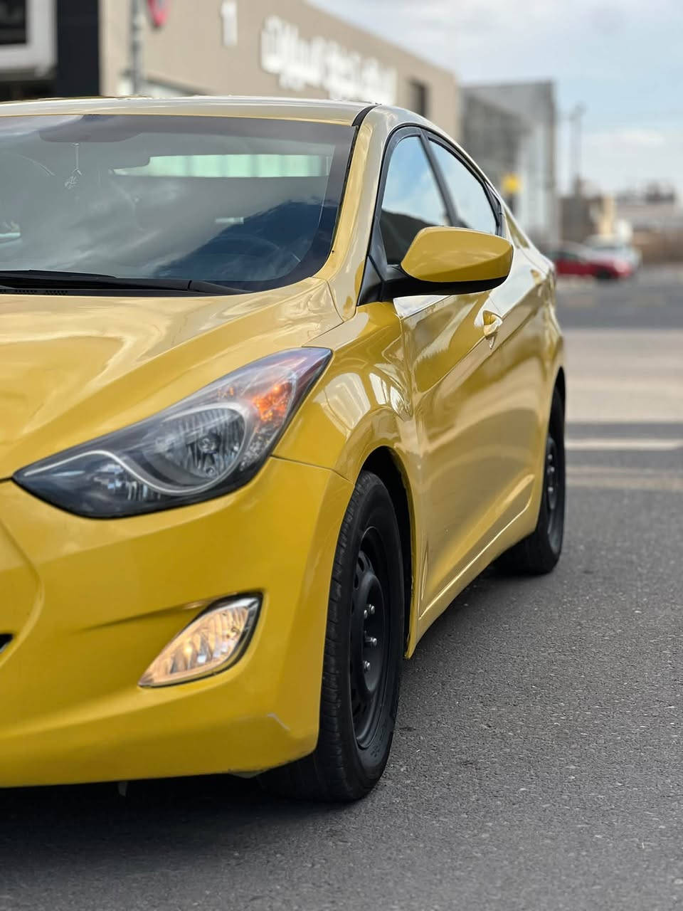 بسم الله الرحمن الرحيم 
للبيع 
‏Hyundai Elantra هونداي النترا 
الموديل 2013 وارد امريكي 
الضرر جاملغ امامي فقط وتبديل باب خالفي 
مكينه 18 دوش شرط لا نفخ ولا صرف والكير كذالك
رقم الماني بغداد شرط الوكاله والتحويل 
هيئه وغرامات كلها صفر 
الموصفات 
1 تبريد + تدفئه شغال 
2 تحكمات ستريرن جهتين 
3 كروز سرعه + قفل سكريتر 
4 شاشه اندروايد
5 كاميره خالفيه 
6 قفل مركزي 
وباقي الموصفات المعروفه

ملاحظه : السياره عليها منظومة غاز بل كامل يعني انسى شي اسمه دوانز وصرفيات السياره جديده وكامله يعني بوجهك تطلع تشتغل بيها 
السعر ( 85$ ) وبيها مجال بسيط 
مكان السياره ( الموصل ) 
للاستفسار ‭***********‬
