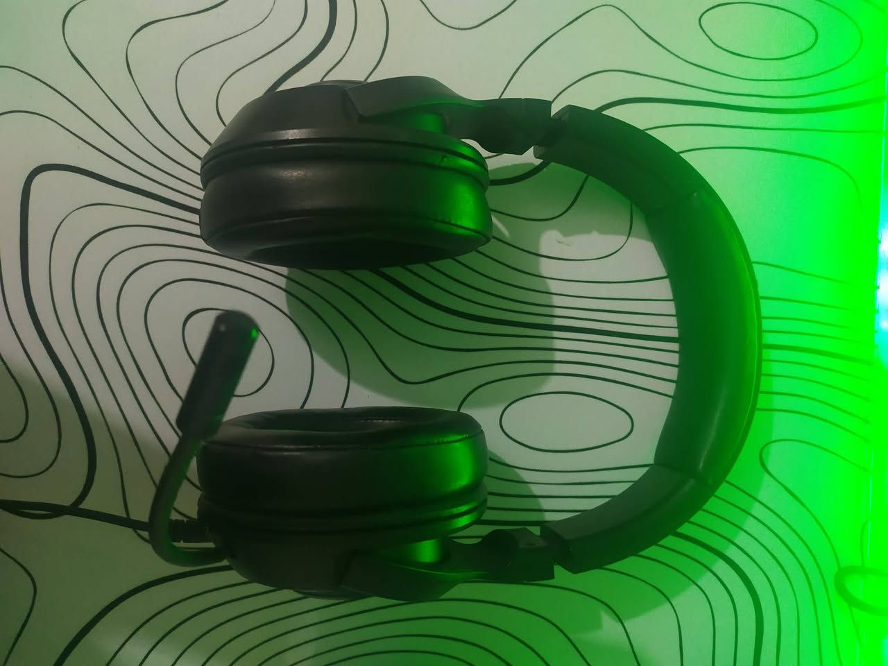 Kraken X Lite - للبيع
إذا كنت تبحث عن سماعة قيمنق خفيفة الوزن وأداء ممتاز بسعر مناسب، فهذه السماعة هي الخيار المثالي لك!
✨ الميزات الأساسية:
وزن خفيف جداً: وزنها 230 غرام فقط، مريحة للعب الممتد لساعات طويلة بدون أي إجهاد.
صوت محيطي 7.1 (7.1 Surround Sound): لتحديد اتجاه أصوات الأعداء والخطوات بدقة داخل اللعبة.
مايكروفون مرن وواضح: يعزل الضوضاء الخلفية للتواصل مع فريقك بوضوح تام.
توافق شامل: تعمل على جميع الأجهزة (PC, PS4, PS5, Xbox, Switch, والهواتف) عبر منفذ 3.5mm.

💰 السعر: [25000]
📍 /التوصيل: كل العراق 
📞 لللتواصل: ***********
