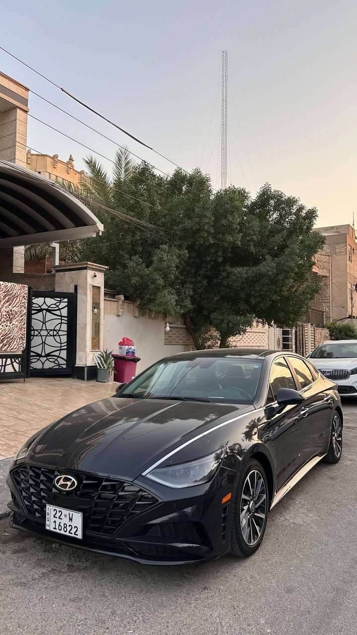 ✨ هيونداي سوناتا 2023 - فول مواصفات (Limited) ✨1600 تيربو 
لأصحاب الذوق الرفيع وباحثي الفخامة والتكنولوجيا الحديثة! 🚗💨
📋 المواصفات والميزات الرئيسية:
 🚘 الموديل: 2023
 🎨 اللون: اسود كذاب ع بيتنجاني 
 🛠 الفئة: limited 
⚡ التصميم والتكنولوجيا:
 ☀️ سقف بانوراما لإطلالة قيادة ممتازة
 🖥 شاشة لمس كبيرة تدعم Apple CarPlay و Android Auto
 📟 عدادات ديجيتال (عداد رقمي) بالكامل
 💺 كوشن (مقاعد) جلد + نظام تبريد وتدفئة المقاعد
 🔑 تشغيل بصمة + تشغيل عن بُعد+ تمشي بلريمونت امام وخلف 
🛡 الأمان وأنظمة الرادار المتطورة:
 📸 كاميرا امامية وخلفية عالية الدقة
 🚨 رادار أمامي وخلفي للوقاية من التصادم 
 🛣 نظام تحديد الحارة والمسار (Lane Keep Assist)
 👁‍🗨 رادار النقطة العمياء (Blind Spot Monitor)
⚙️ معلومات الحادث والسعر:
 🔧 بنيد مبدل +بارد بيت الجاملغ والباب وموضح بصور الحادث   
بدون اي دواخل بدون ايرباك ولا واحد طاك كلهن سليمات) 
(188 ورقة) —  💵
بغداد جكوك
مرقمة اربيل تحويل للمشتري او وكالة عامة
***********
واتساب او الاتصال عالرقم
