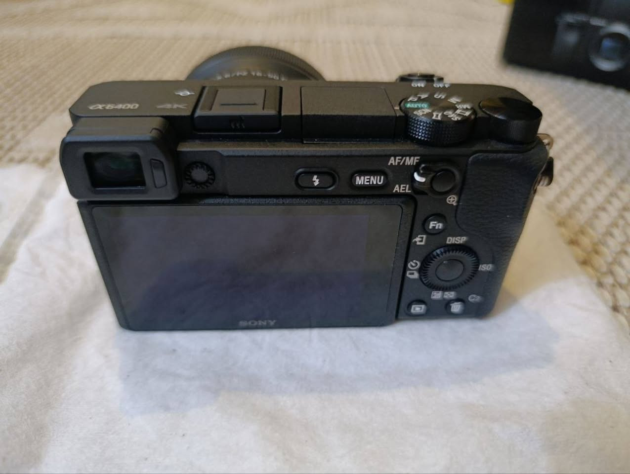 السلام عليكم 
كامرة sony a6400 مع عدستها ال kit أستخدام قليل جداً عدد الشاتر(الغالق) 274 صوره فقط كل غراضها موجوده مع وصل الشراء نظافتها 100% مثل ما موضح بالصور سعرها مليون "وبيها مجال للشراي صدك " مكاني بابل الحلة وأكدر أوفر توصيل 
للتواصل واتساب ***********
تلكرام eliaammar4@
