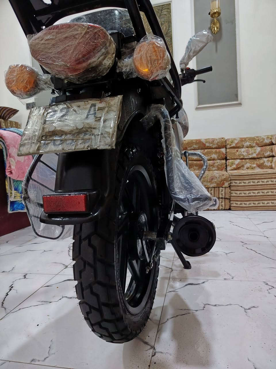 السلام عليكم
للبيع دراجة نوع هندي🇮🇳// ١٥٠/cc
نوع استخدام الدرجة شخصي (خاص) 
بوكسر رياضي مديل 2025  نهاية سنة 
مسجلة على 2026
دخول دراجة للعراق 2025 مسجلة 2026
تاريخ الشراء: 2026

شركة الشراء : من الوكيل الرسمي
شركة باجاج في العراق (غبور القلم) 
دخول الدرجة من إقليم كردستان العراق 
شركة (بهر شاخان)
لون : ازرق 
عداد الرحلة : 17.279
المحرك : كفالة 
الرقم : إنكليزي أربيل ( رقم مميز ) 

الرسميات: دراجة اصولية 
سنوية و رقم  إنكليزي أربيل و المالك بصرة بسمي دراجة
الكفالة : دراجة كفالة عامة من السرقة او تلاعب في قطع الغيار أو عداد الرحلة و الدراجة على وضعية الشركة كفالة
(والك حق الفحص وانه خادم) 

الصيانة : كفالة ما داخلة اي صيانة 
استخدام الزيت : ليكو مولي 20W50
 LIQUI MOLY /زيت المانيا
كل 12 يوم يتم تبديل الزيت المحرك
الكهرباء دراجة : كل شيء شغال 

السعر :(على الخاص) 
الموقع الدراجة بصرة  _ قضاء شط العرب
ارجو من الاخوة الكرام 
الاتصال أو المراسلة على هاذا رقم 
***********
