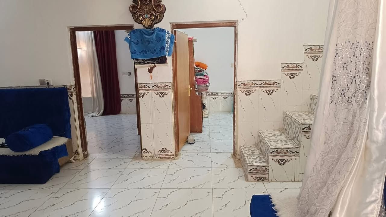 بيت قرية الثلاثه على الشارع العام 300م بناء حديث طابوق للبيع خدمات كاملة ماء كهرباء مولد تبليط باب البيت. شراي يتصل على الرقم ***********
