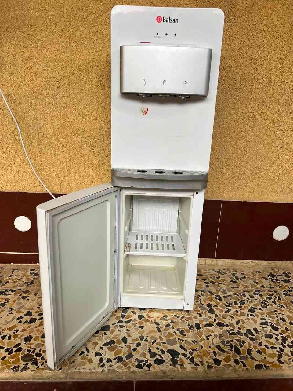 سلام عليكم يوجد براد + مكيف للبيع سعر خاص عنوان كوت نواب ضباط مقابيل نزله سياسيين الرقم ***********
