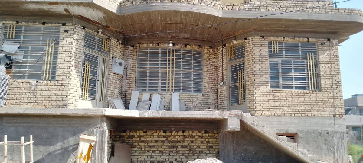 بيت للبيع مساحه 250 متر
طابو زراعي الرشيده قرب دكتور قتيبه 
يحتوي  2 غرف نوم 5/4
صاله 6/4
استقبال 7 في 4
يوجد قاعه اسفل البيت 
مساحه 180 متر 
***********
***********
