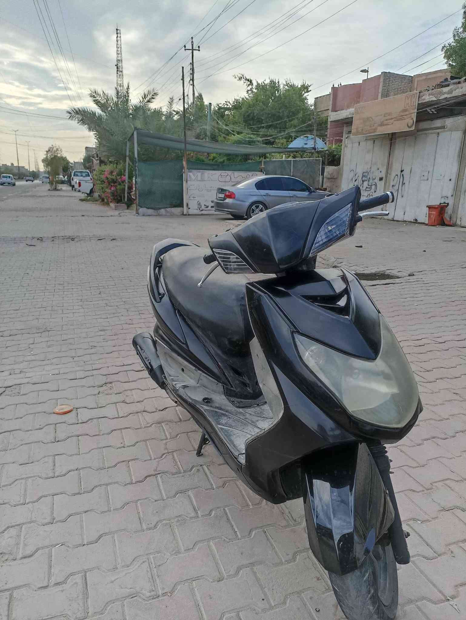 سكنس فحل كابريتر الدراجه مكينه جديده تخبل كفراتهه مختمه بيهه اماكن تكحيل كهربائيات كلهه شغاله بريكات الدراجه سلف وهندر سوادات كاملة شوفة عينك النضافه شادلهه عيون حمر عندك فقط كابريتر تجاري رايدهه ب650 وبيهه مجال قليل مكانهه الشعب حي التجار متوفر فقط واتساب ***********
