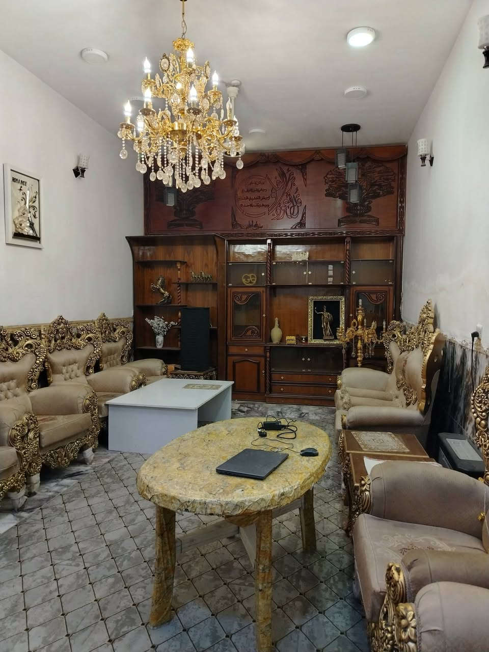 🏡 دار حديث للبيع - موقع متميز واستثماري 🏡
​📍 المكان: الديوانية - بلوك النسر (قرب تقاطع النسر / مقابيل معمل ثلج الغالب / رابع قطعة عن شارع الدغارة الرئيسي).
​📐 المواصفات العامة:
​الملكية: طابو صرف.
​المساحة: 200 متر مربع (الواجهة 10 م × النزال 20 م).
​طبيعة البناء: طابقين - كونكريت مسلح (بناء حديث سنة 2020).
​التشطيب: الأرضية مرمر فاخر.
​🔹 تفاصيل المنزل:
​الطابق الأول:
​كراج سيارة.
​استقبال كبيرة.
​صالة واسعة.
​مطبخ (نظام حار / بارد).
​غرف نوم عدد (2).
​مناور ودرج دائر.
​مجموعتان صحيتان (داخلية وخارجية).
​الطابق الثاني:
​صالة.
​غرف نوم عدد (3).
​✨ المنظومات والخدمات الإضافية:
​منظومة كاميرات مراقبة متكاملة.
​منظومة سبالت جاهزة.
​📞 للاستفسار والمراجعة:
يرجى مراجعة مكتب أحمد الشمري للاستثمار والتطوير العقاري أو التواصل عبر الأرقام التالية:
📱 ***********
📱 ***********

نص مكتوب في الصور:
- أحمد الشمري للعقار