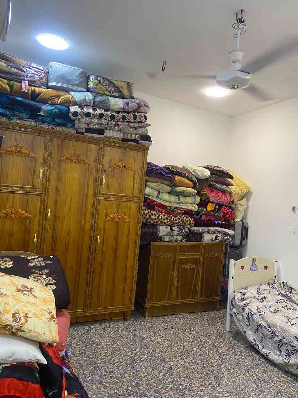 السلام عليكم توفر عندي بيت للبيع زراعي سند 25 المساحه 85متر طابقين بي 3 غرف جبهه 5/ نزال 17 / المنطقه كامله كل الخدمات مي مجاري تبليط كهرباء موقع لبيت بغداد البلديات الضباط خلف الصحفيين قرب مدرسة زين القوس منطقة حي الامير للاستفسار *********** سعر خاص الرد واتساب ماسنجر أو الاتصال     حسن للعقار
